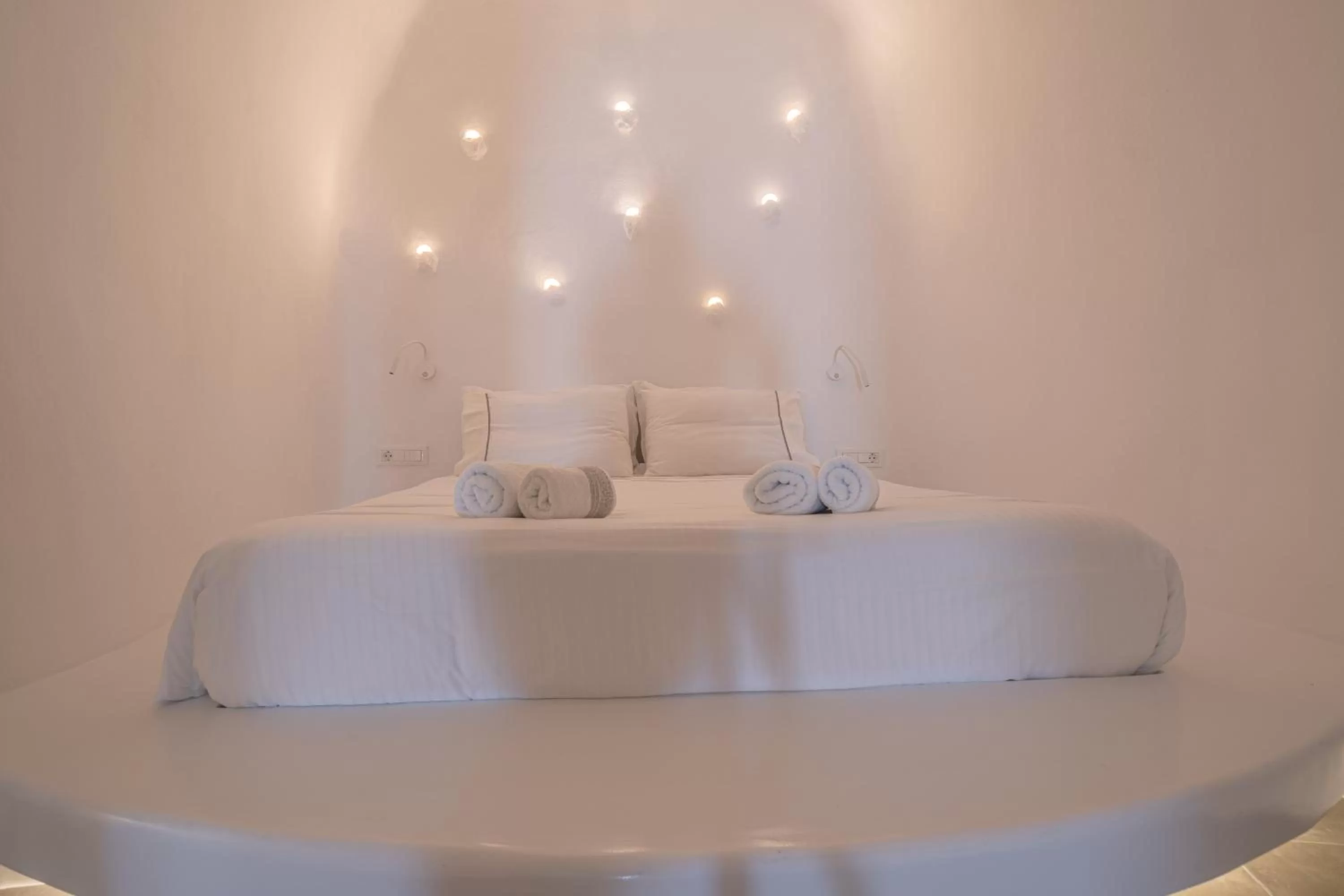 Bed in Eternity Suites Santorini