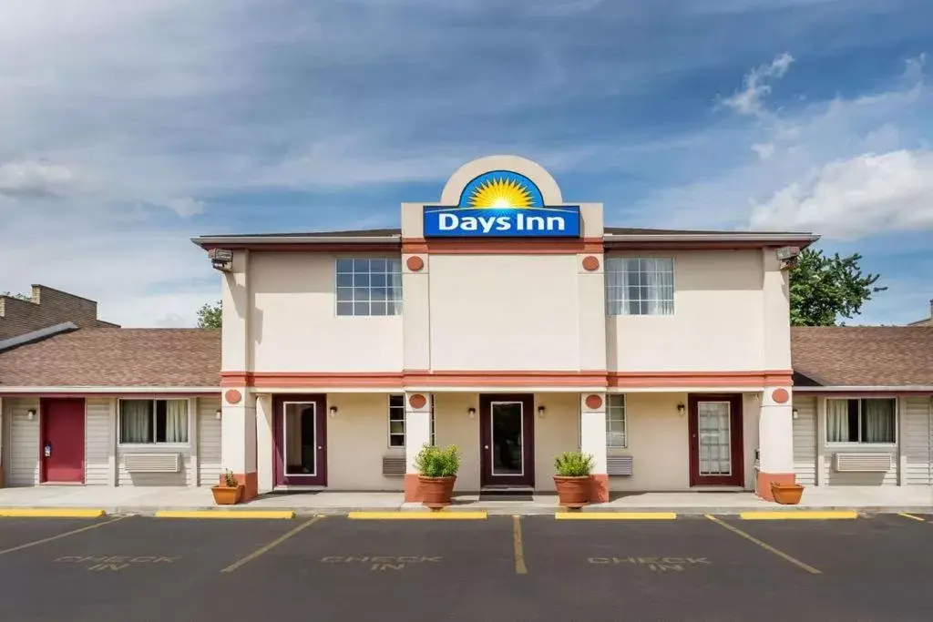 Property Building in Days Inn by Wyndham Tucson City Center