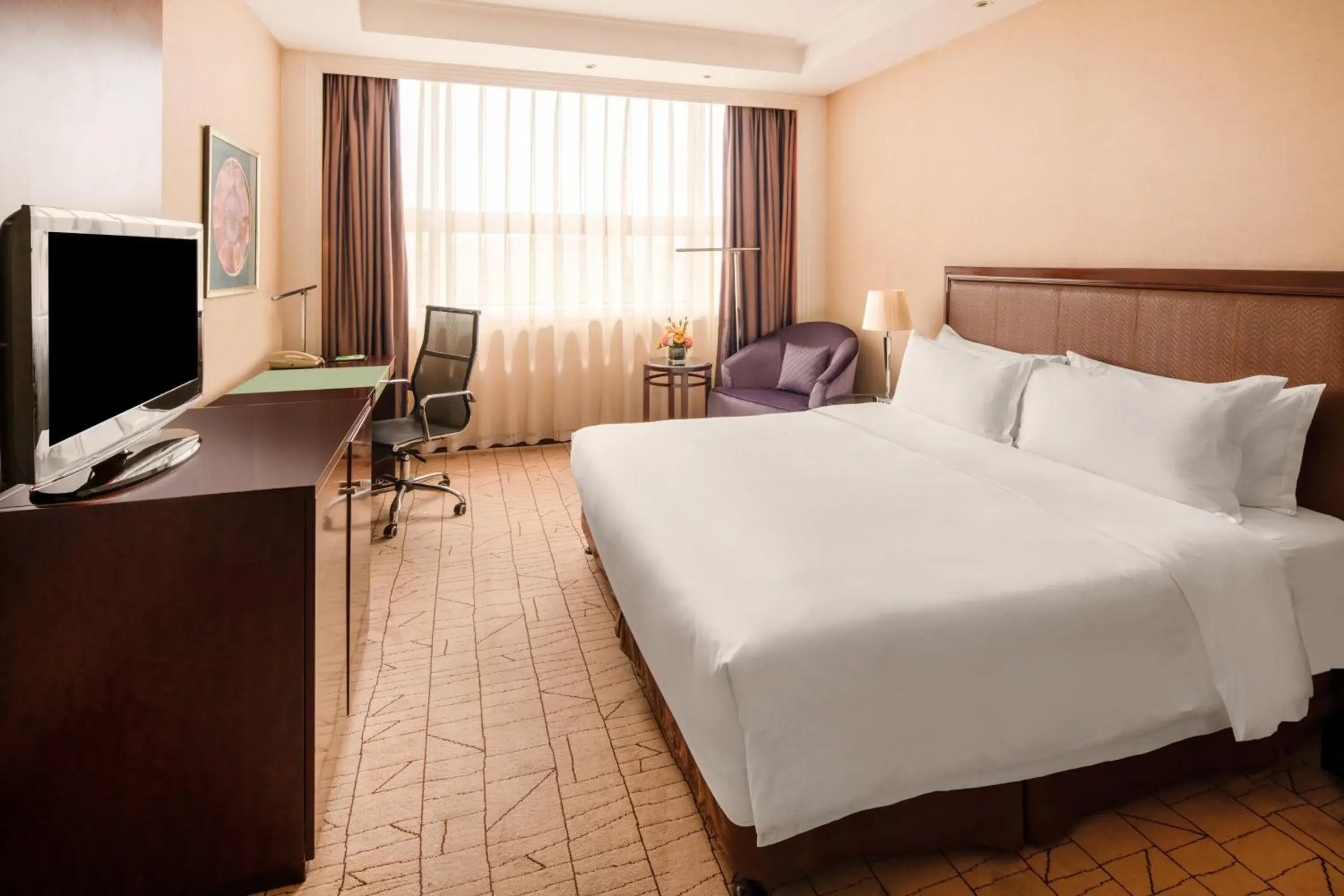 Photo of the whole room, Bed in Holiday Inn Zhengzhou Zhongzhou, an IHG Hotel