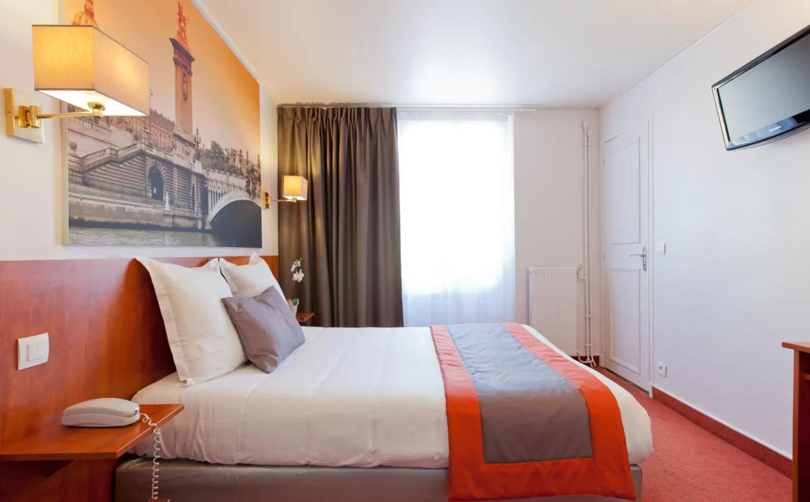 Photo of the whole room, Bed in Alyss Saphir Cambronne Eiffel