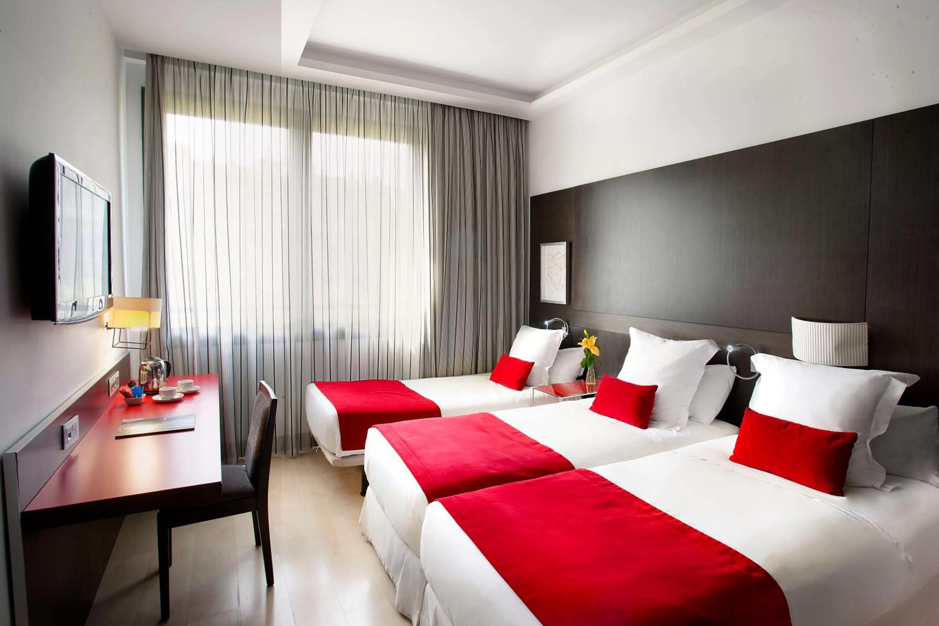 Photo of the whole room, Bed in Grupotel Gran Via 678