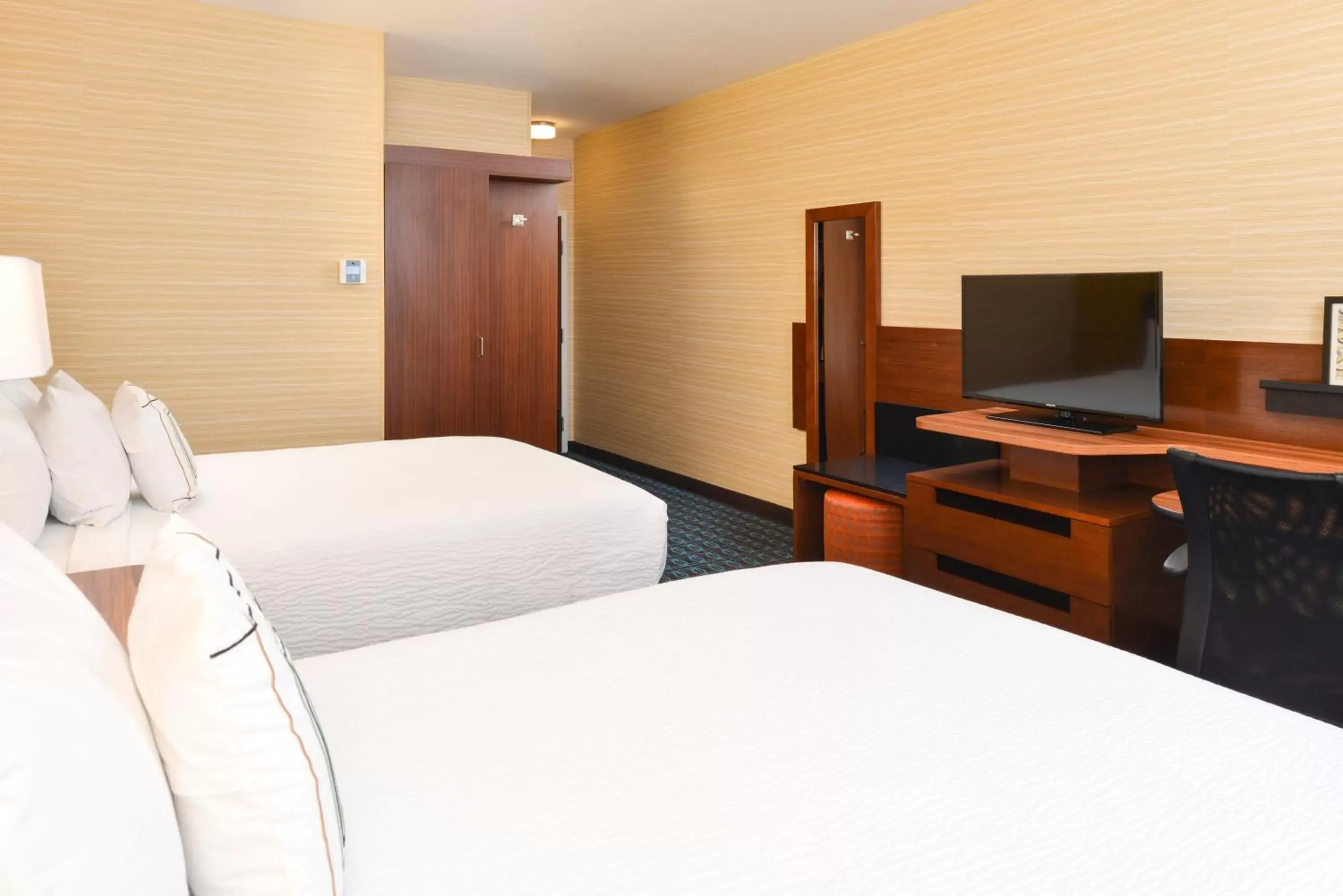 TV and multimedia, Bed in Fairfield Inn & Suites by Marriott Gallup