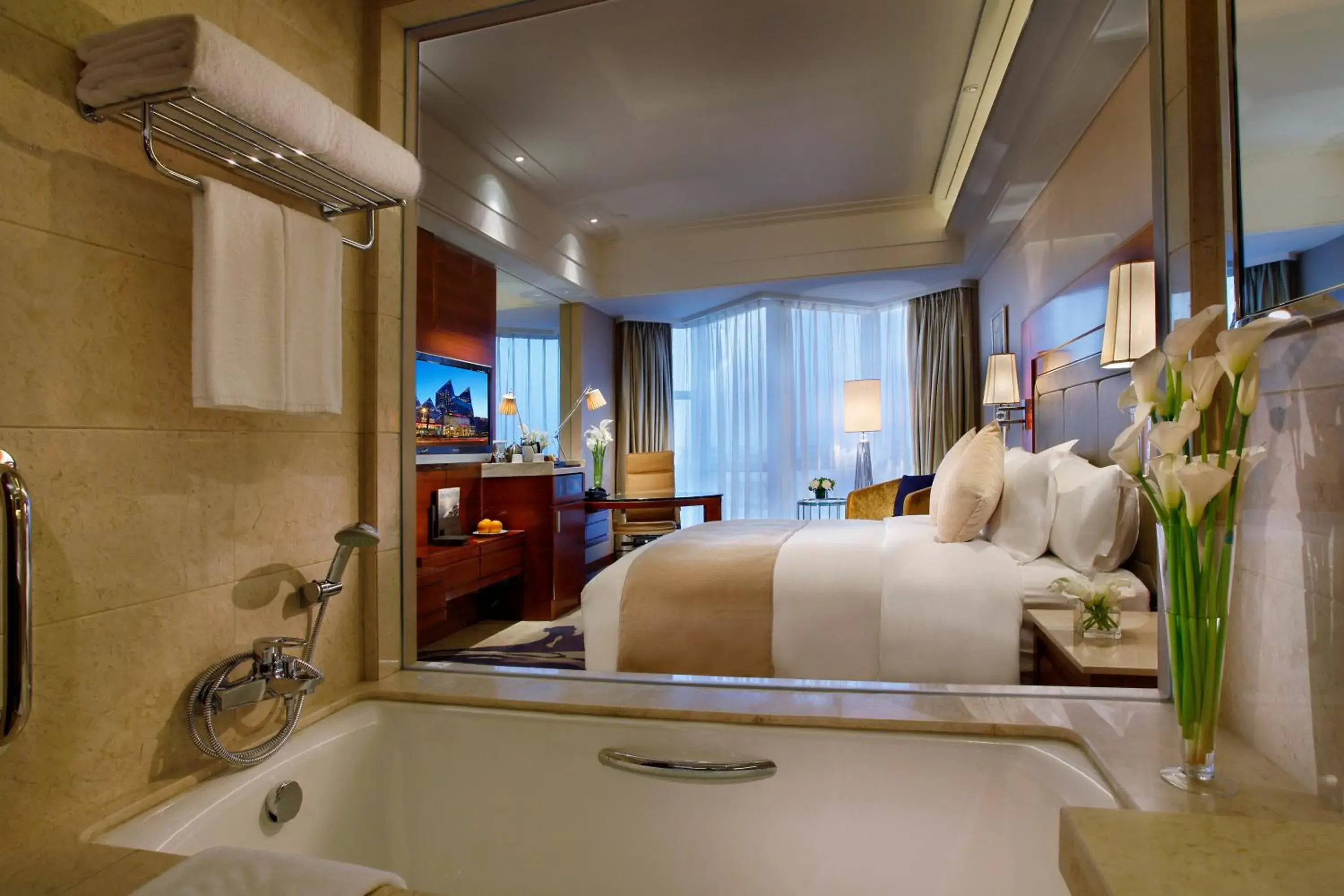 Bed, Bathroom in Crowne Plaza Shenyang Parkview, an IHG Hotel