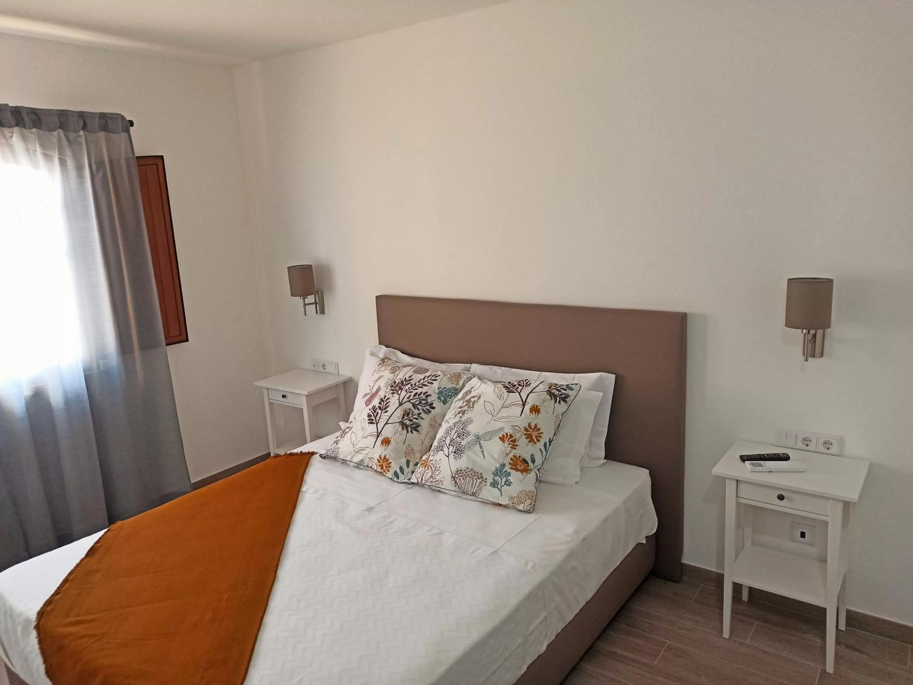 Bedroom, Bed in Porto D'Abrigo - Alojamento Local