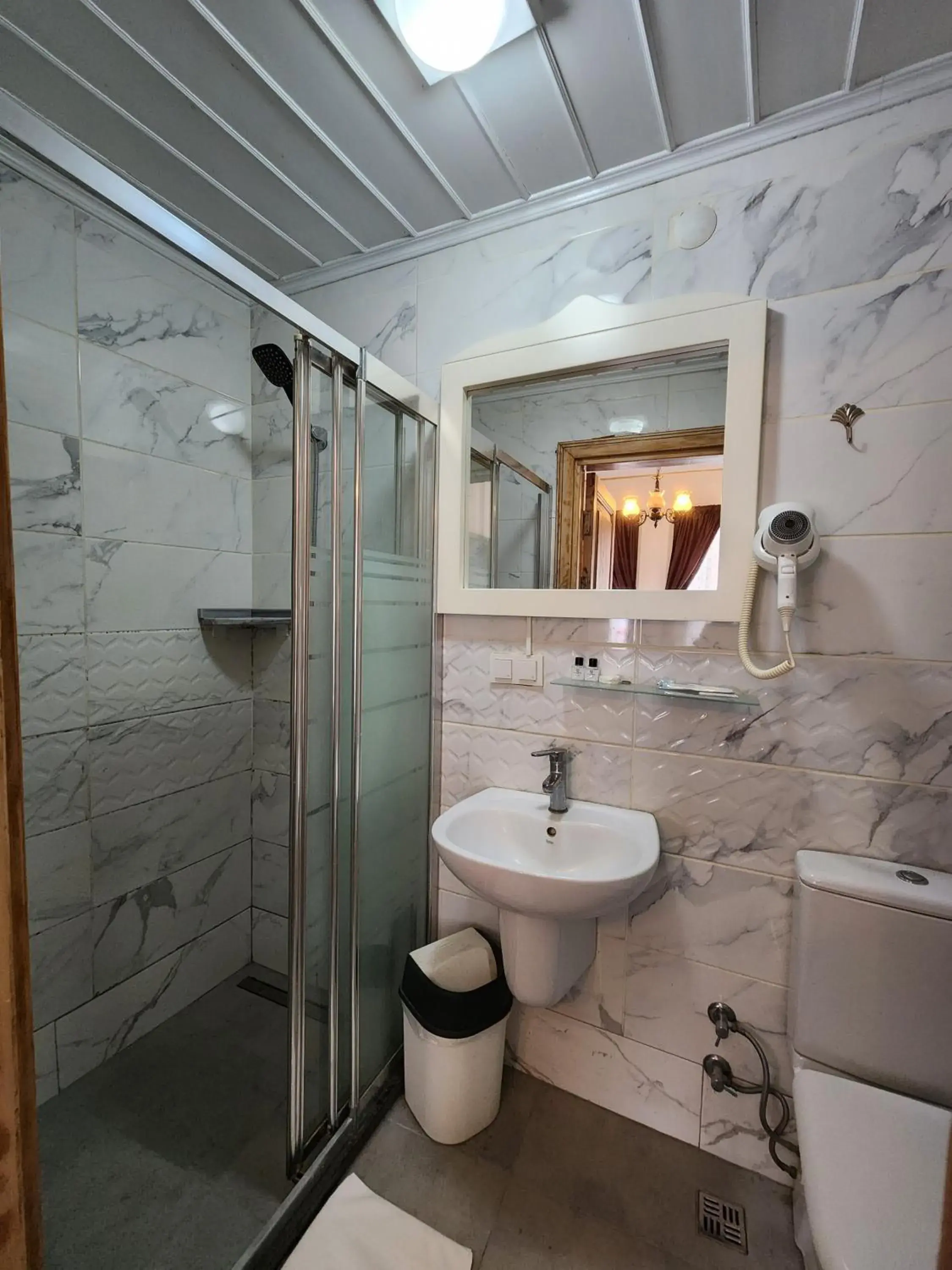 Bathroom in Kadıköy White House