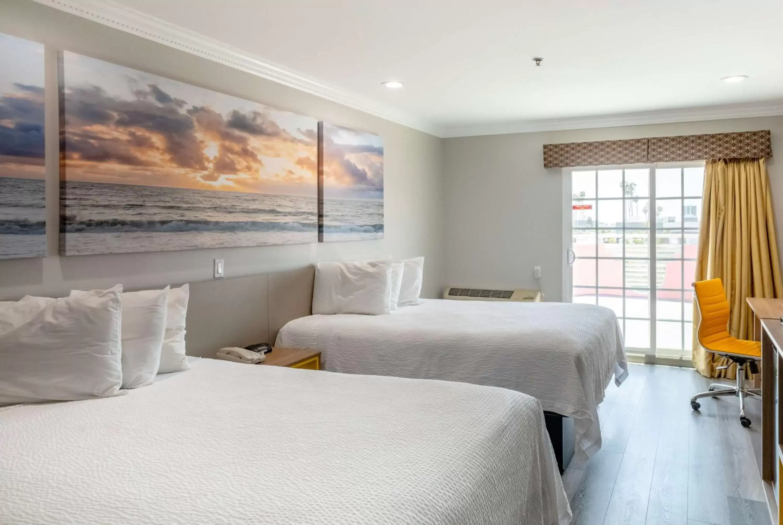 Bedroom, Bed in Days Inn by Wyndham Santa Monica/Los Angeles
