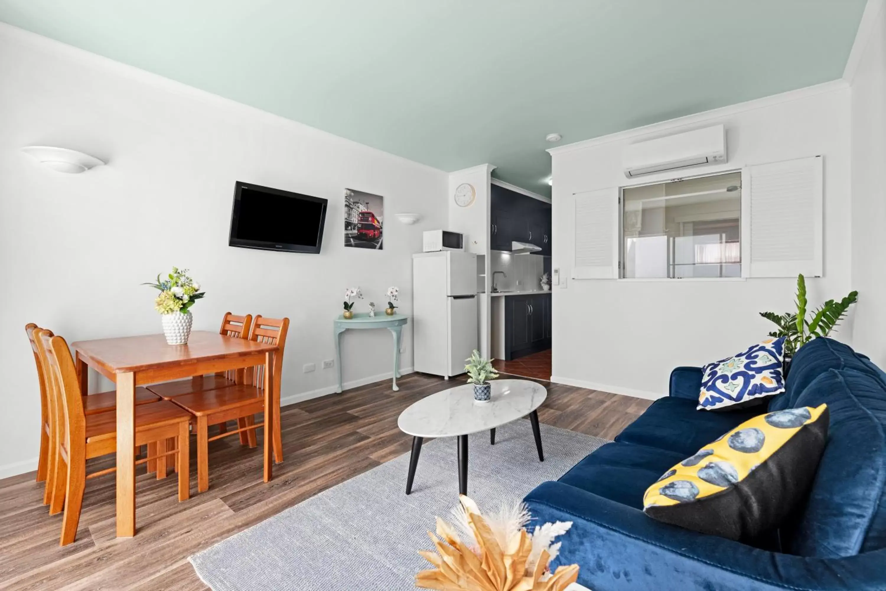 Living room, Seating Area in Villa Vaucluse Apartments