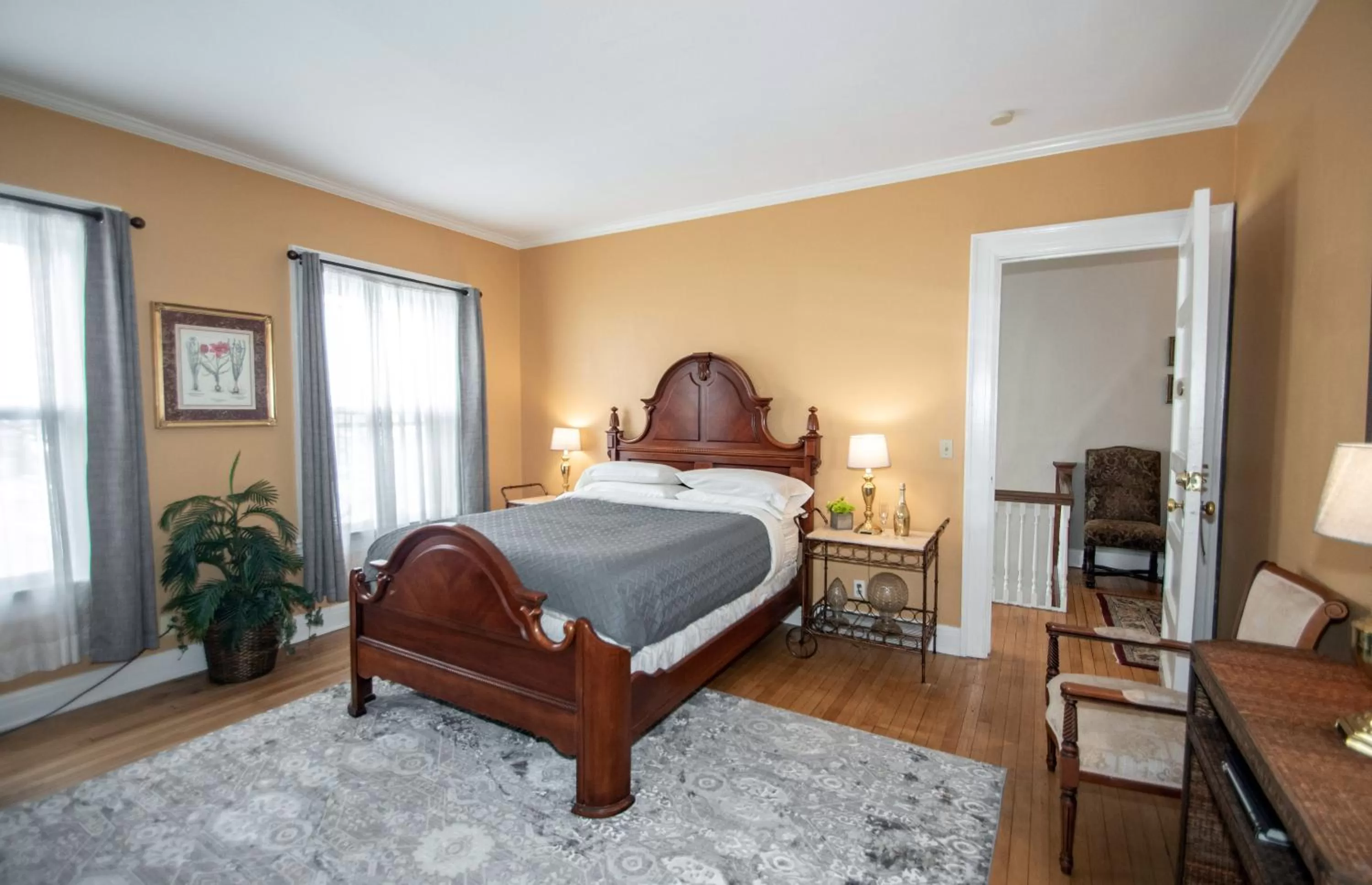 Photo of the whole room in Looking Glass Inn