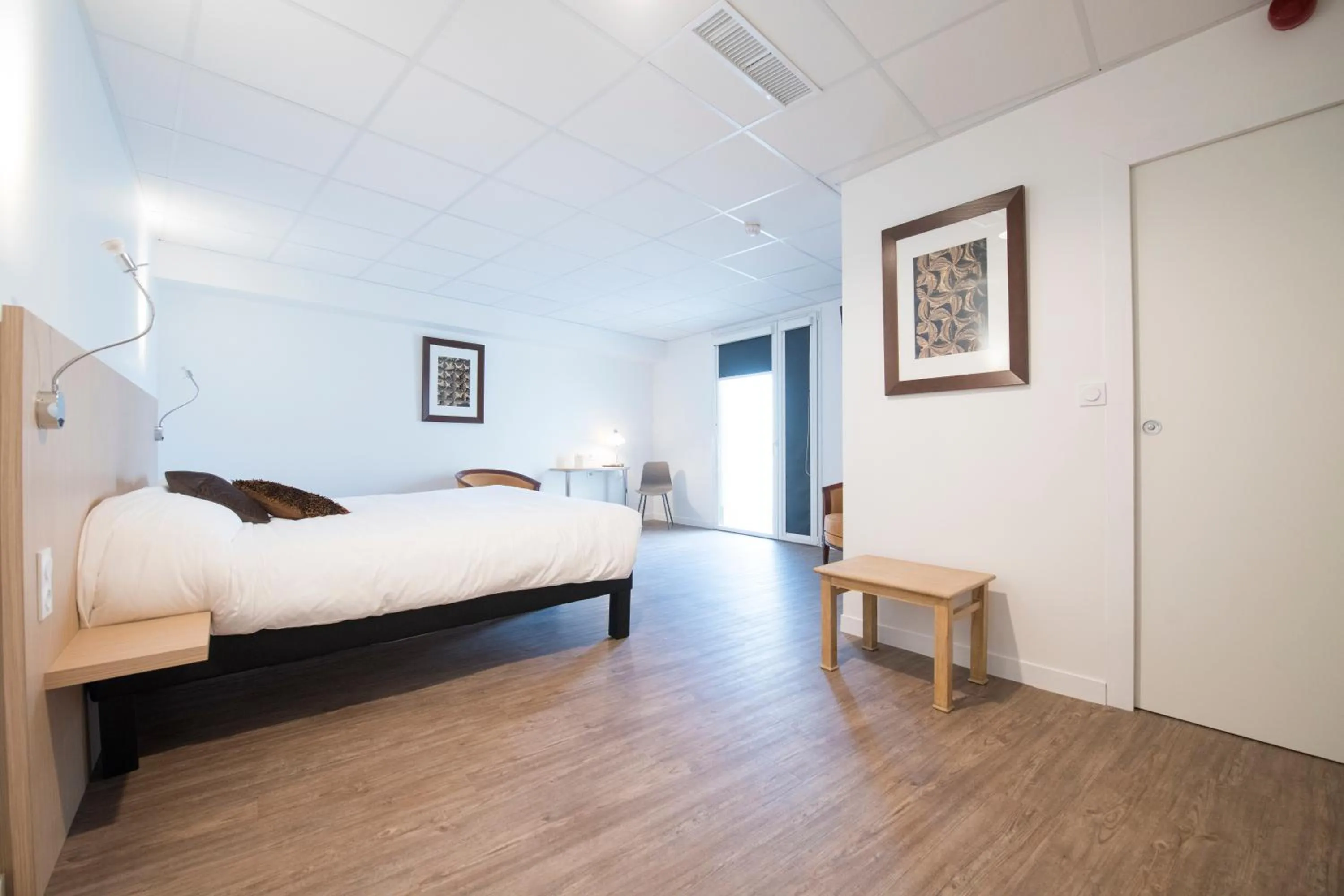 Photo of the whole room, Bed in The Originals City, Hôtel Chantecler, Le Mans