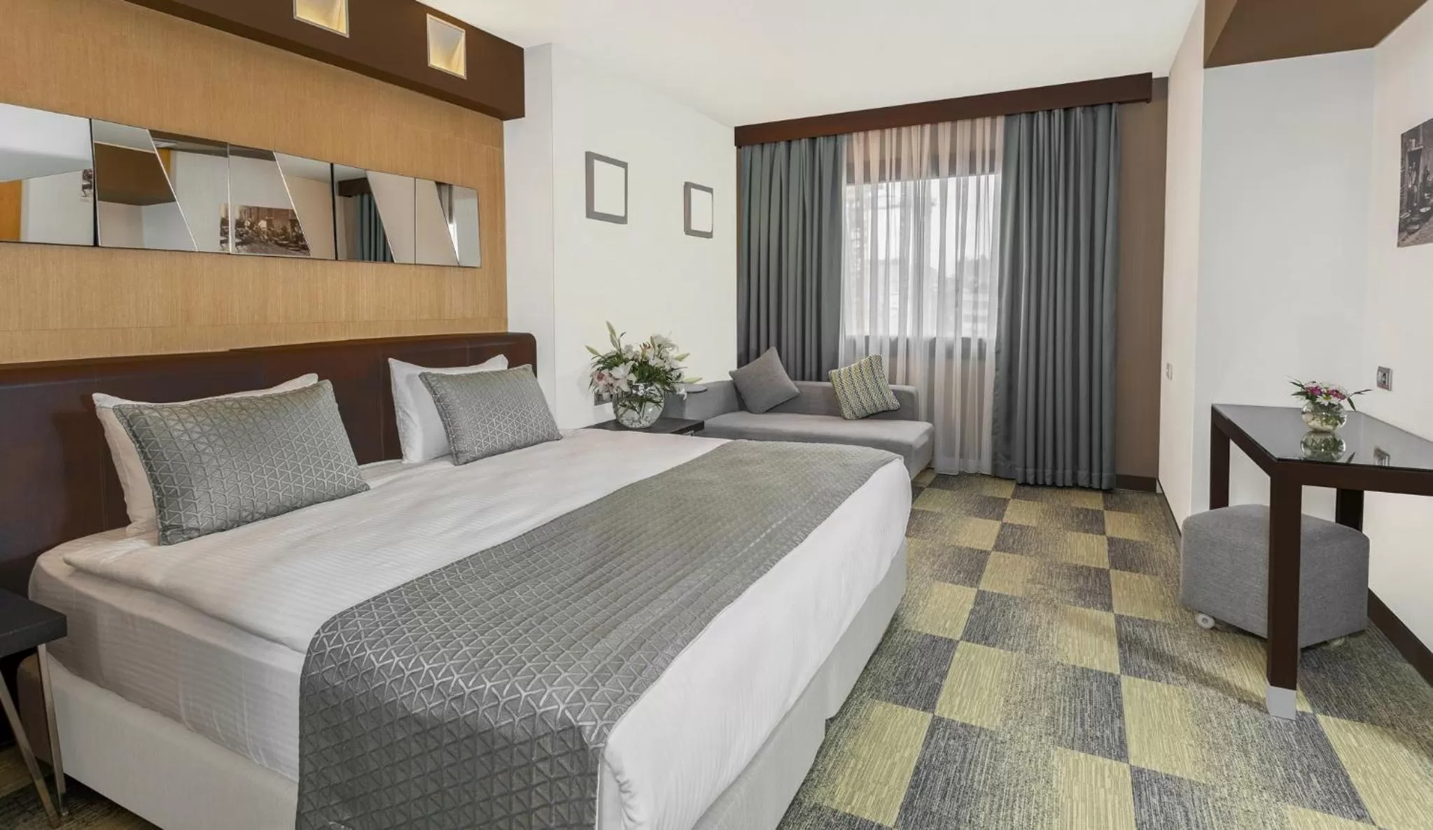 Photo of the whole room, Bed in Point Hotel Taksim