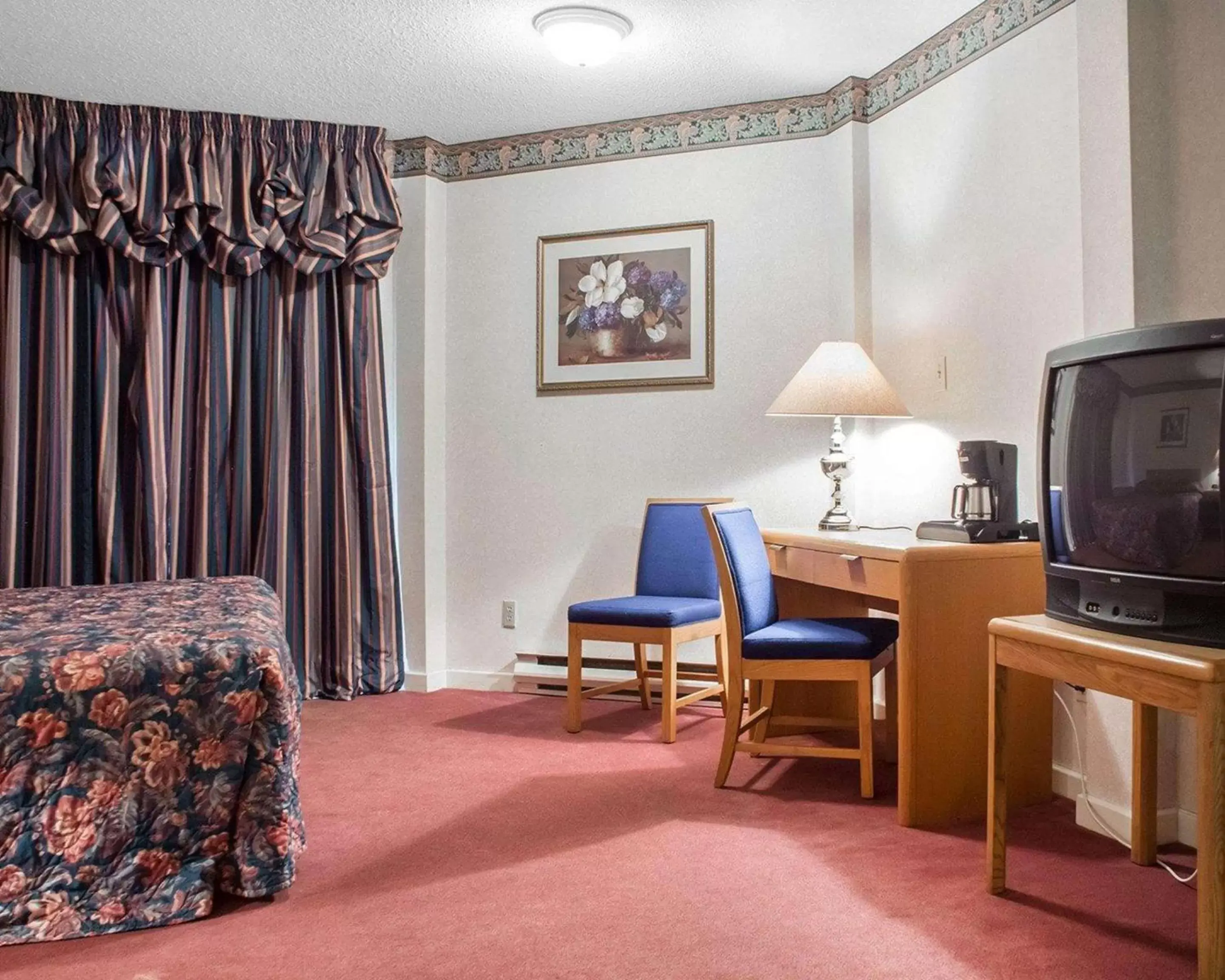 Photo of the whole room, Seating Area in Econo Lodge by the Falls