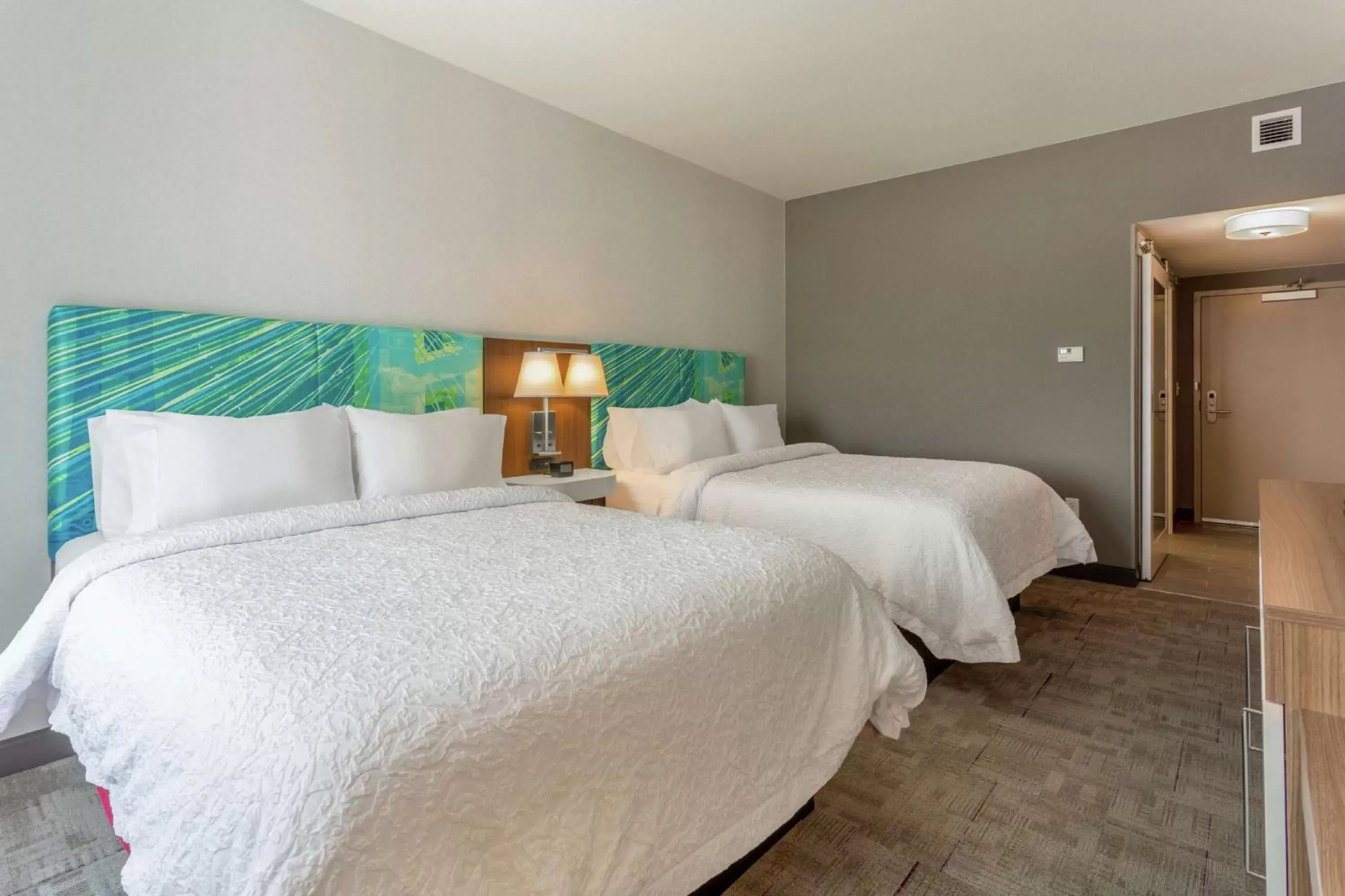 Photo of the whole room, Bed in Hampton Inn & Suites Burlington