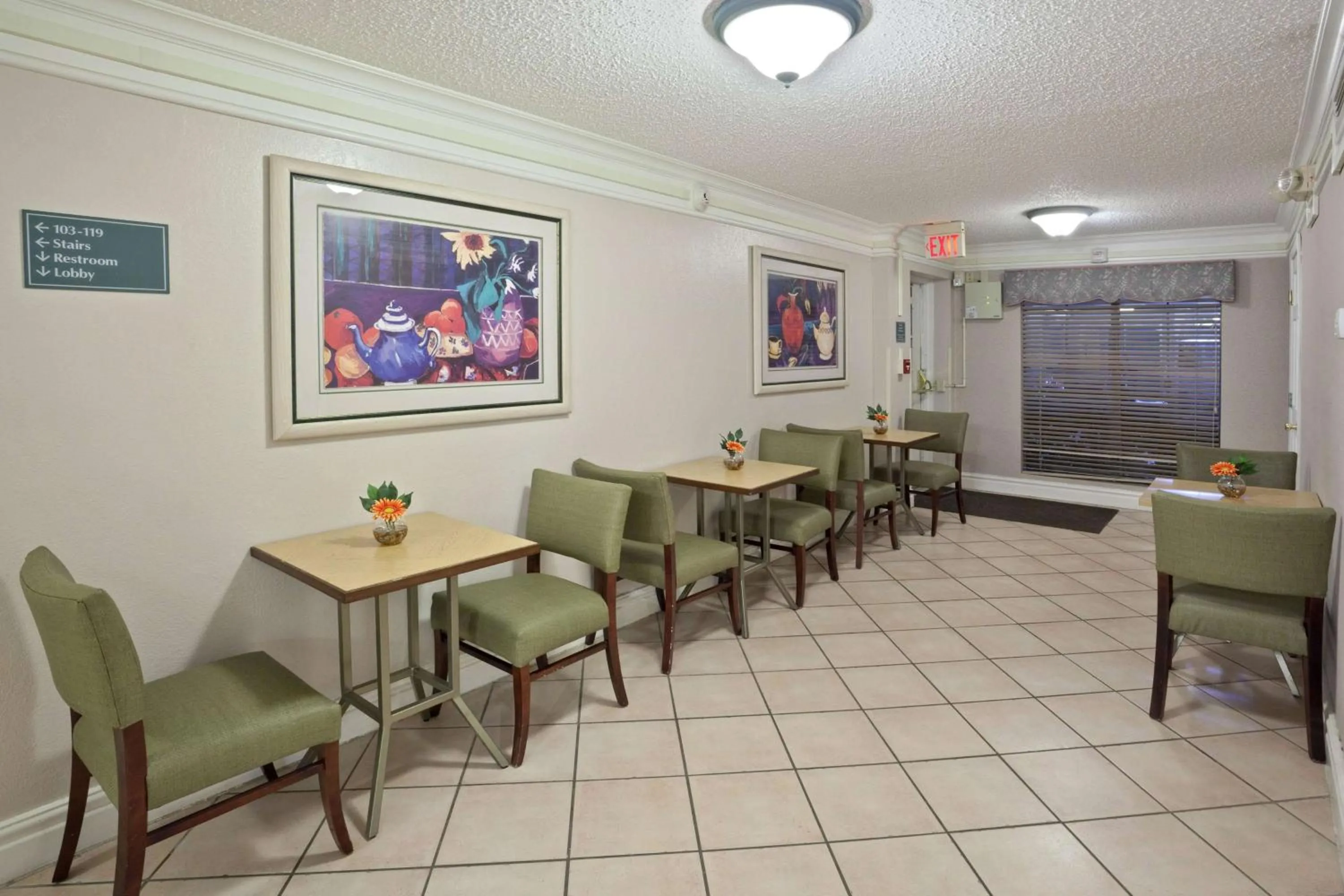 Restaurant/places to eat in La Quinta Inn by Wyndham Omaha West