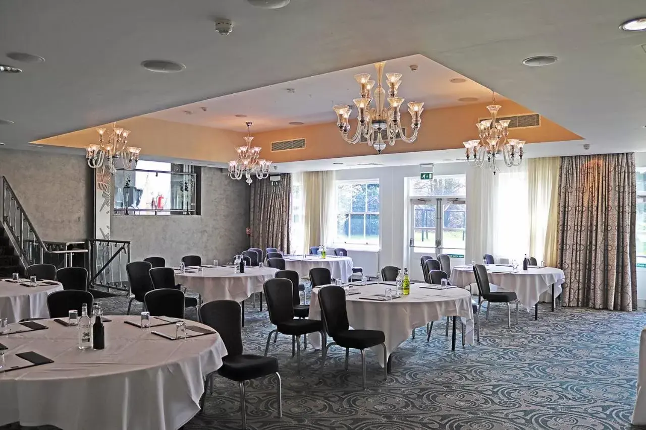 Business facilities, Restaurant/Places to Eat in The Pinewood Hotel