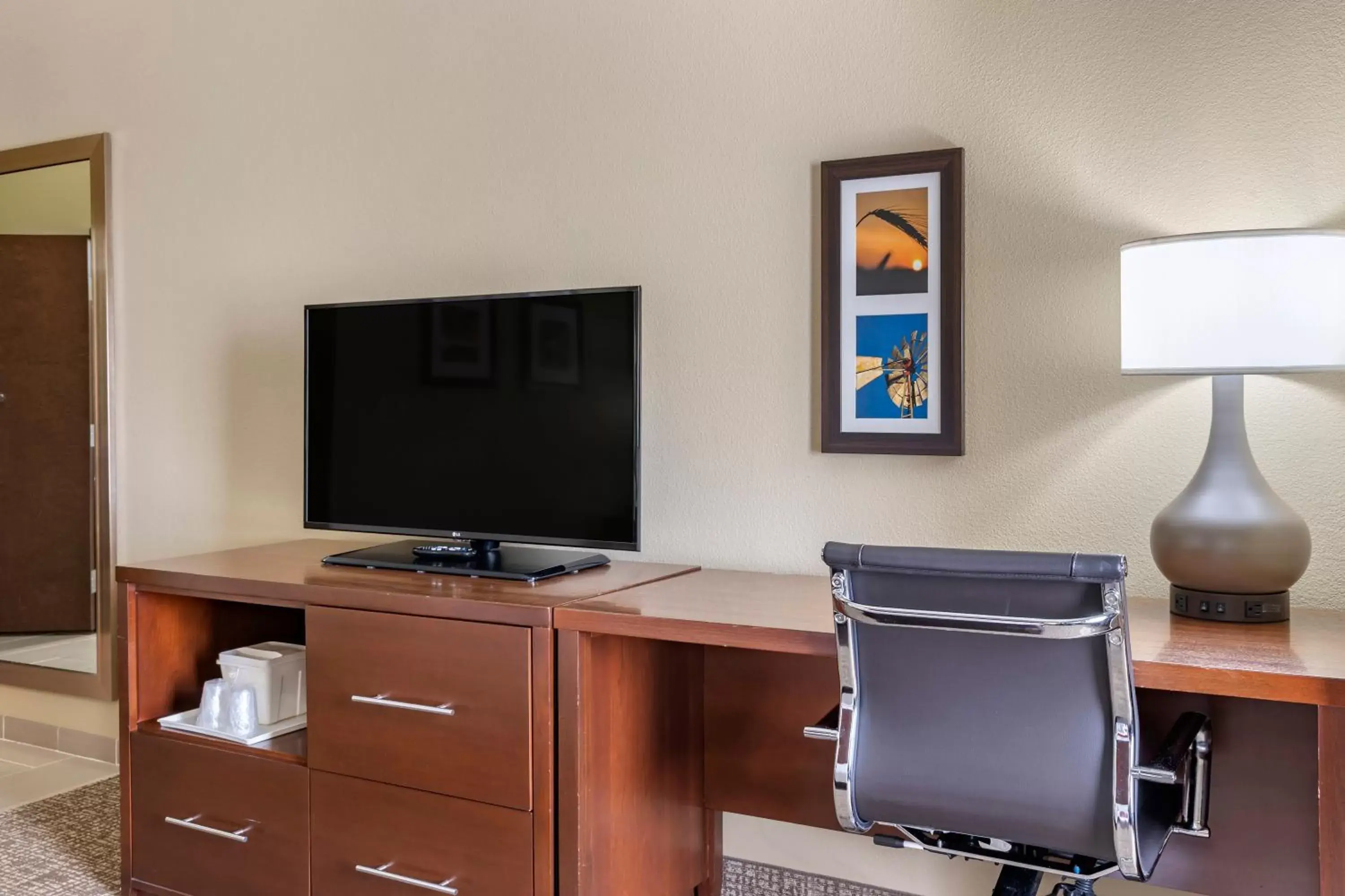 TV and multimedia, TV/Entertainment Center in Comfort Inn & Suites Augusta