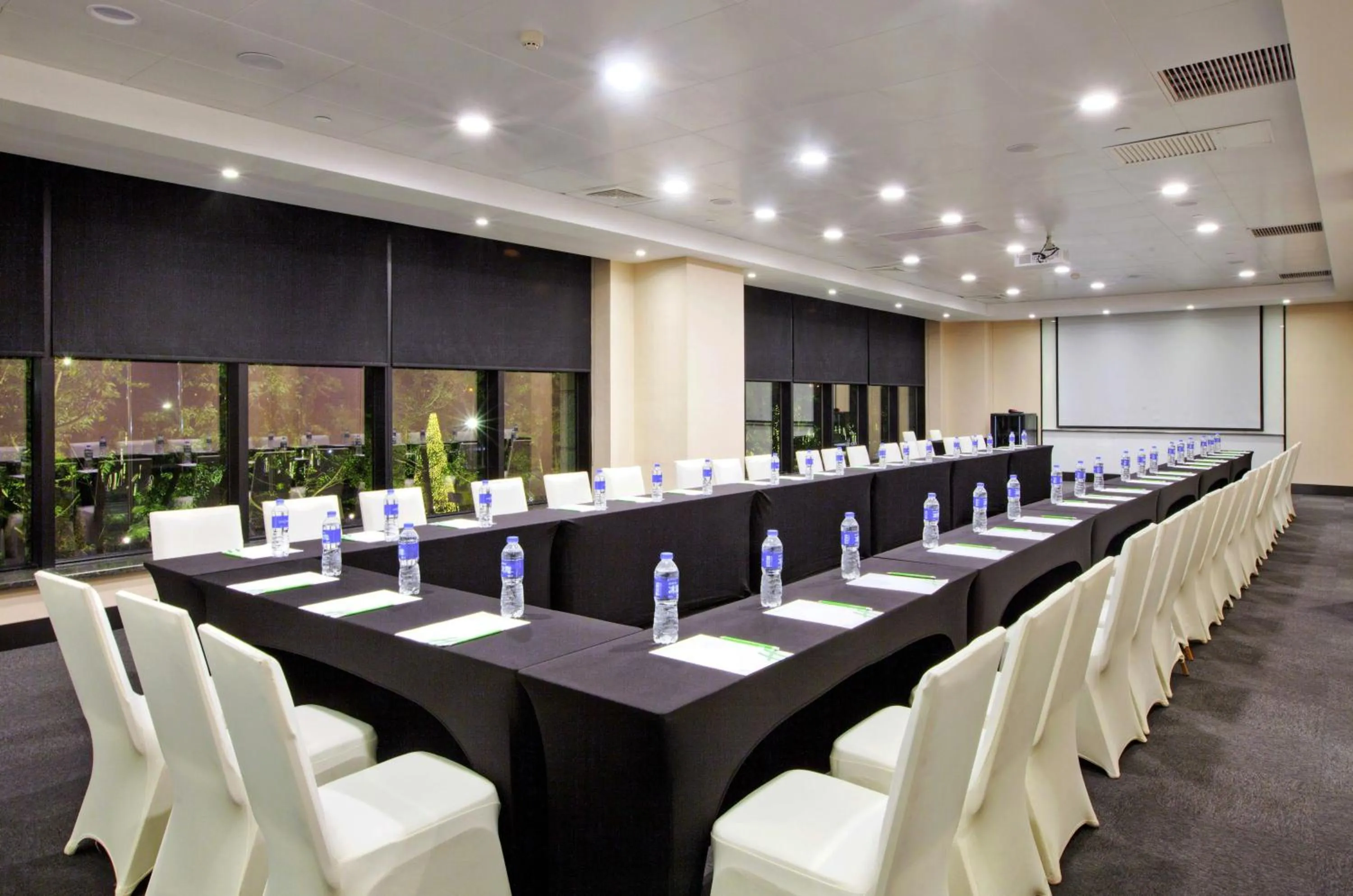 Meeting/conference room in Crowne Plaza Shanghai Jinshan by IHG