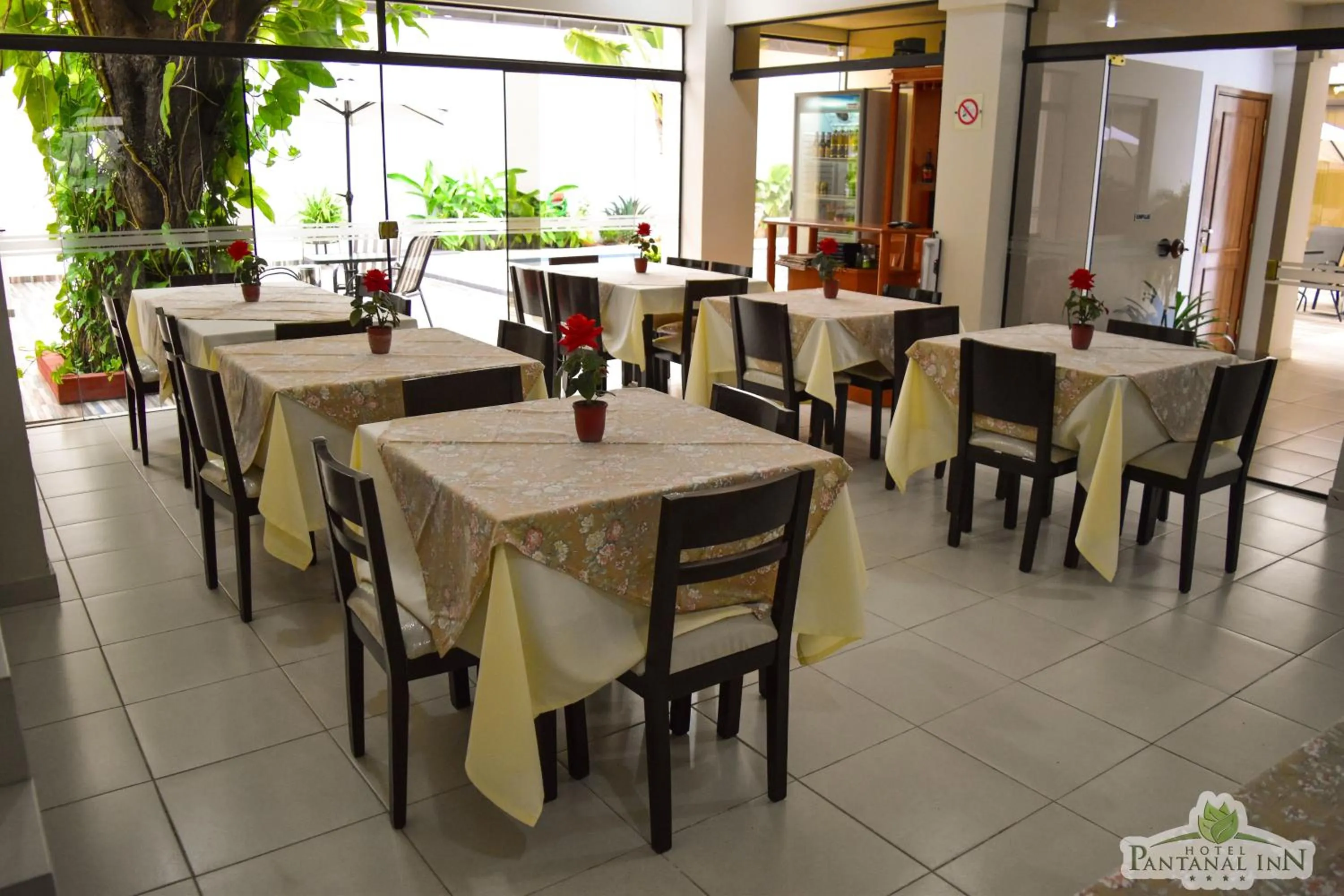 Restaurant/Places to Eat in Hotel Pantanal Inn