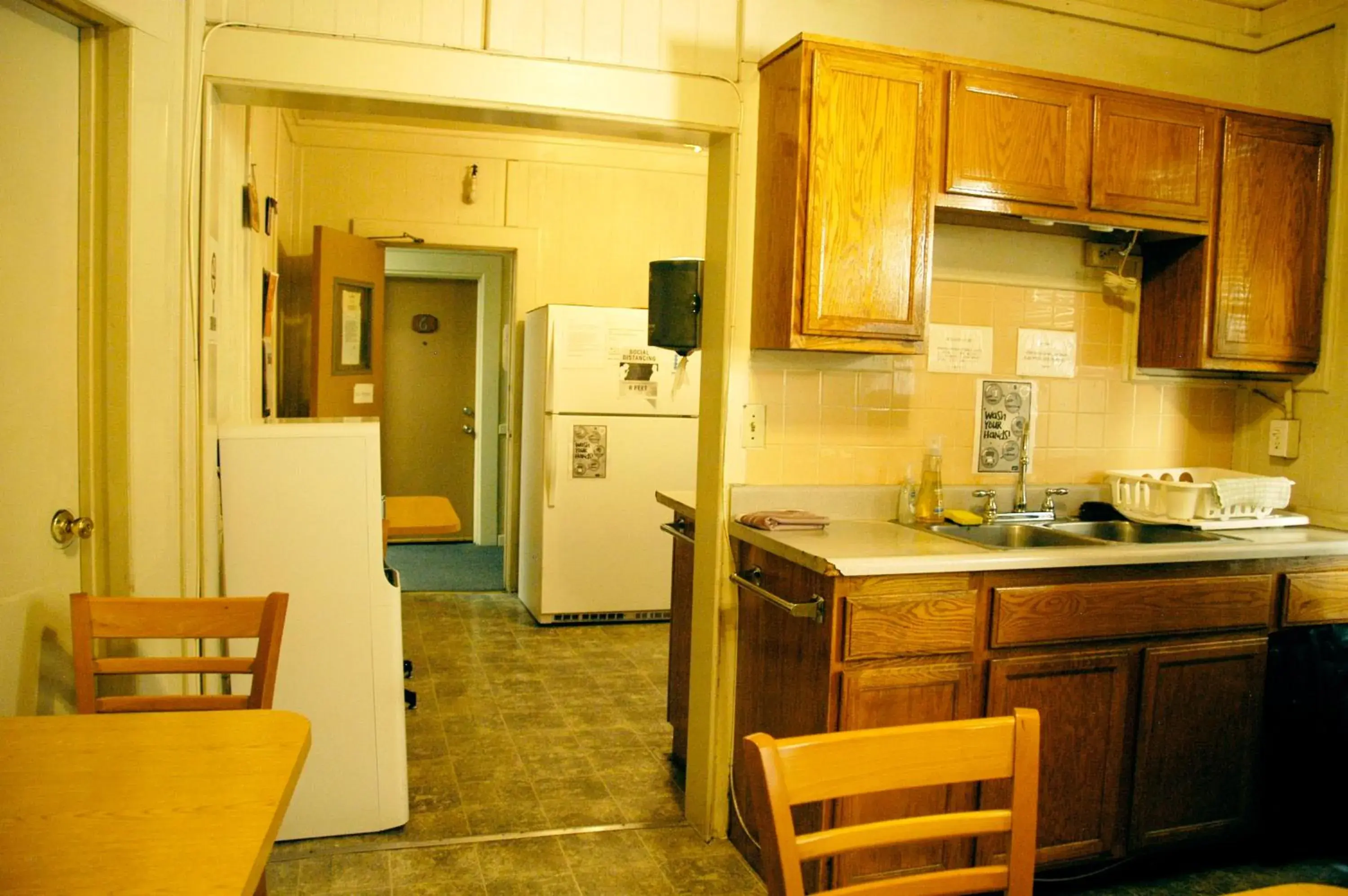 Communal lounge/ TV room, Kitchen/Kitchenette in Little Tokyo Hotel