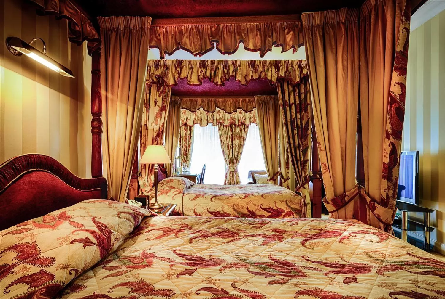 Bed in Mansion House Hotel