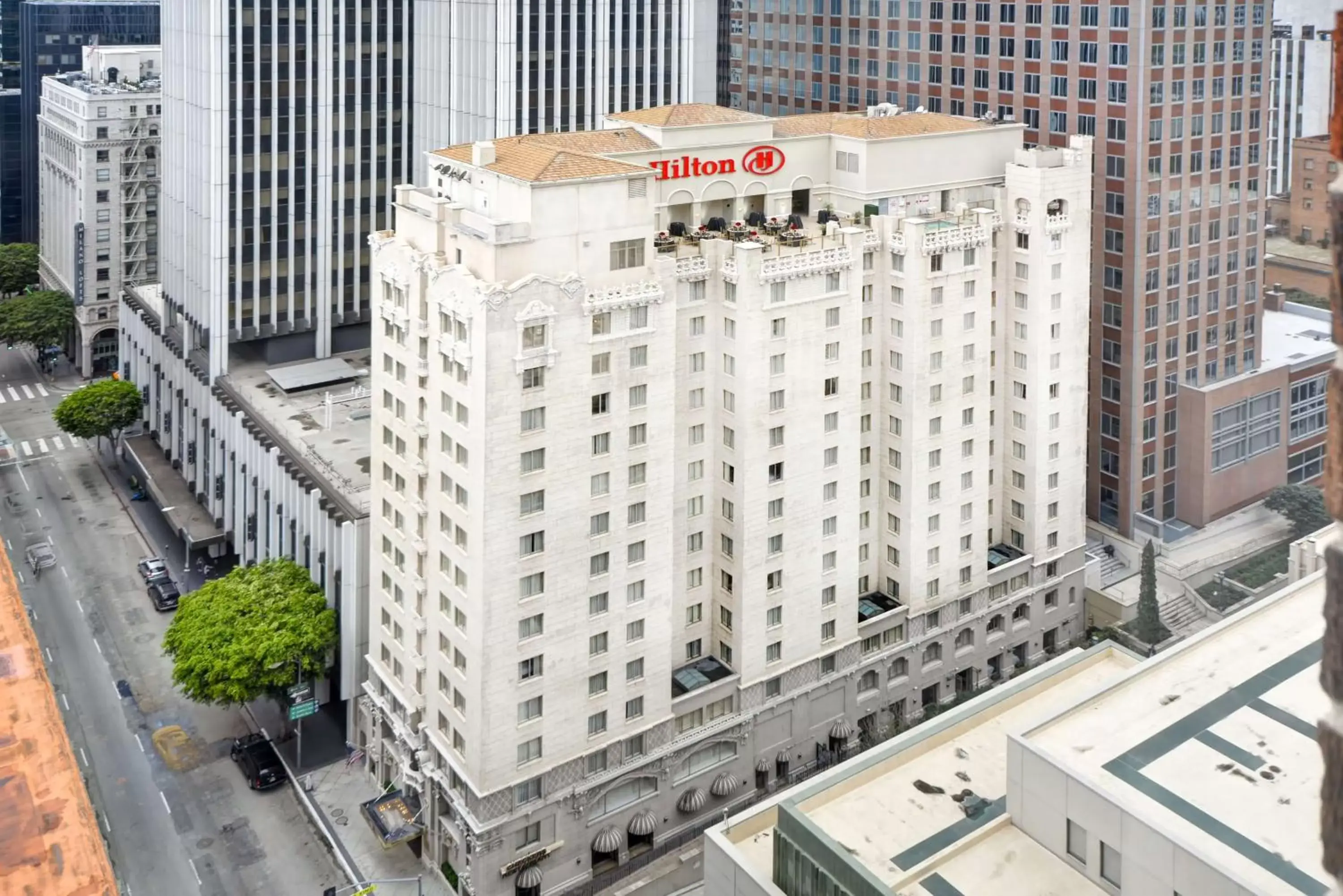 Property building in Hilton Checkers Los Angeles