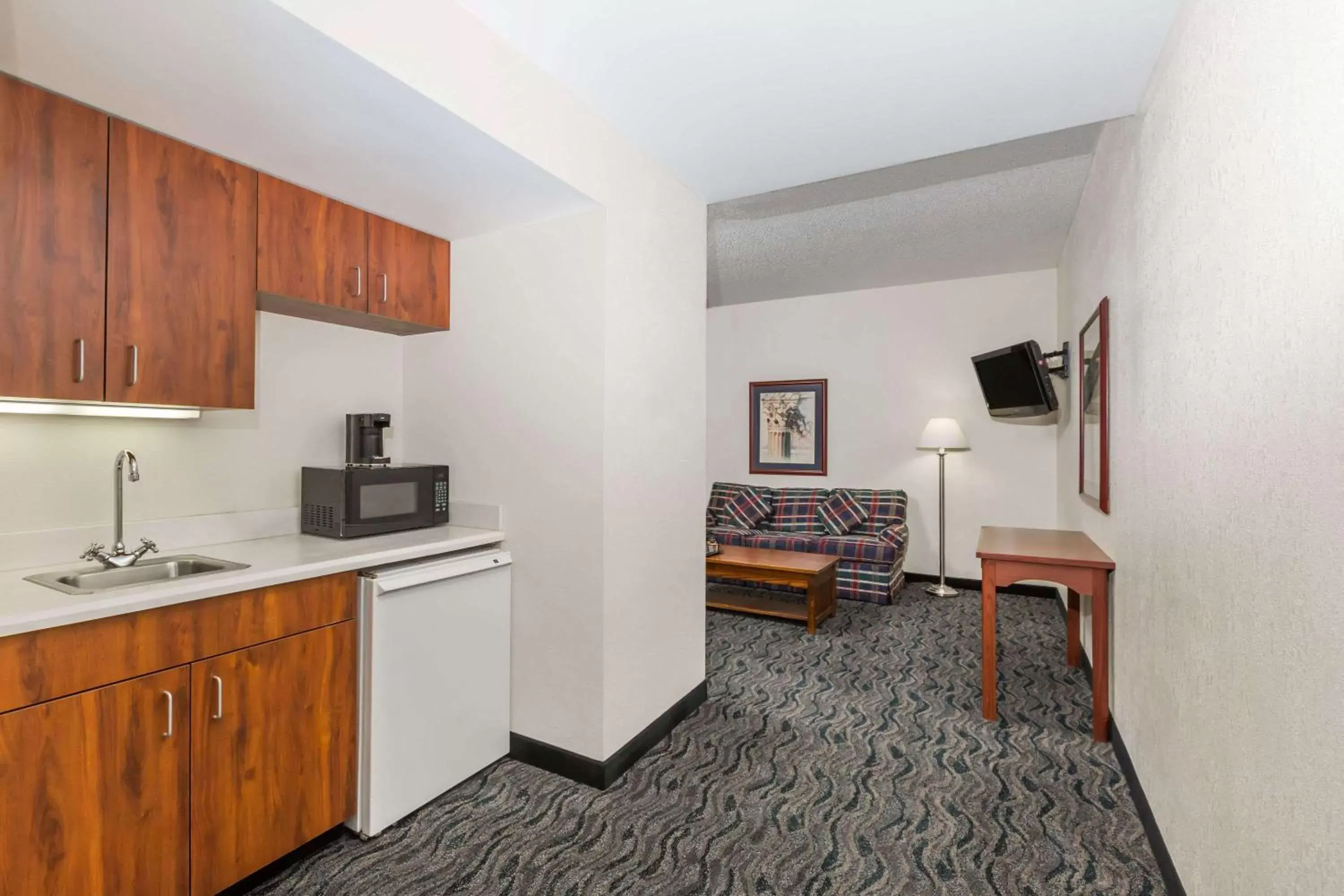 Photo of the whole room, Kitchen/Kitchenette in Baymont by Wyndham Des Moines Airport