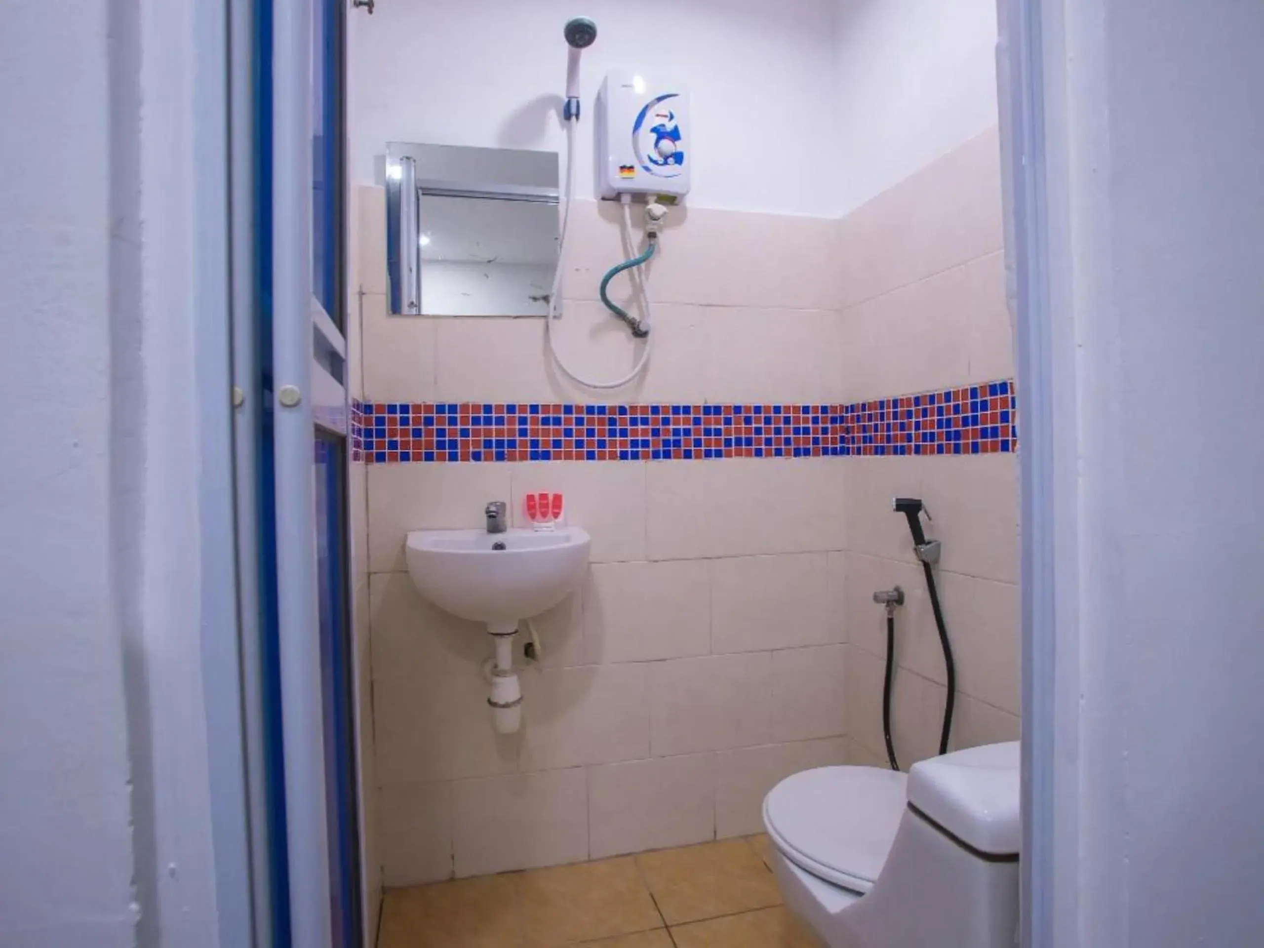 Bathroom in OYO 90281 Hotel Taj seksyen 13