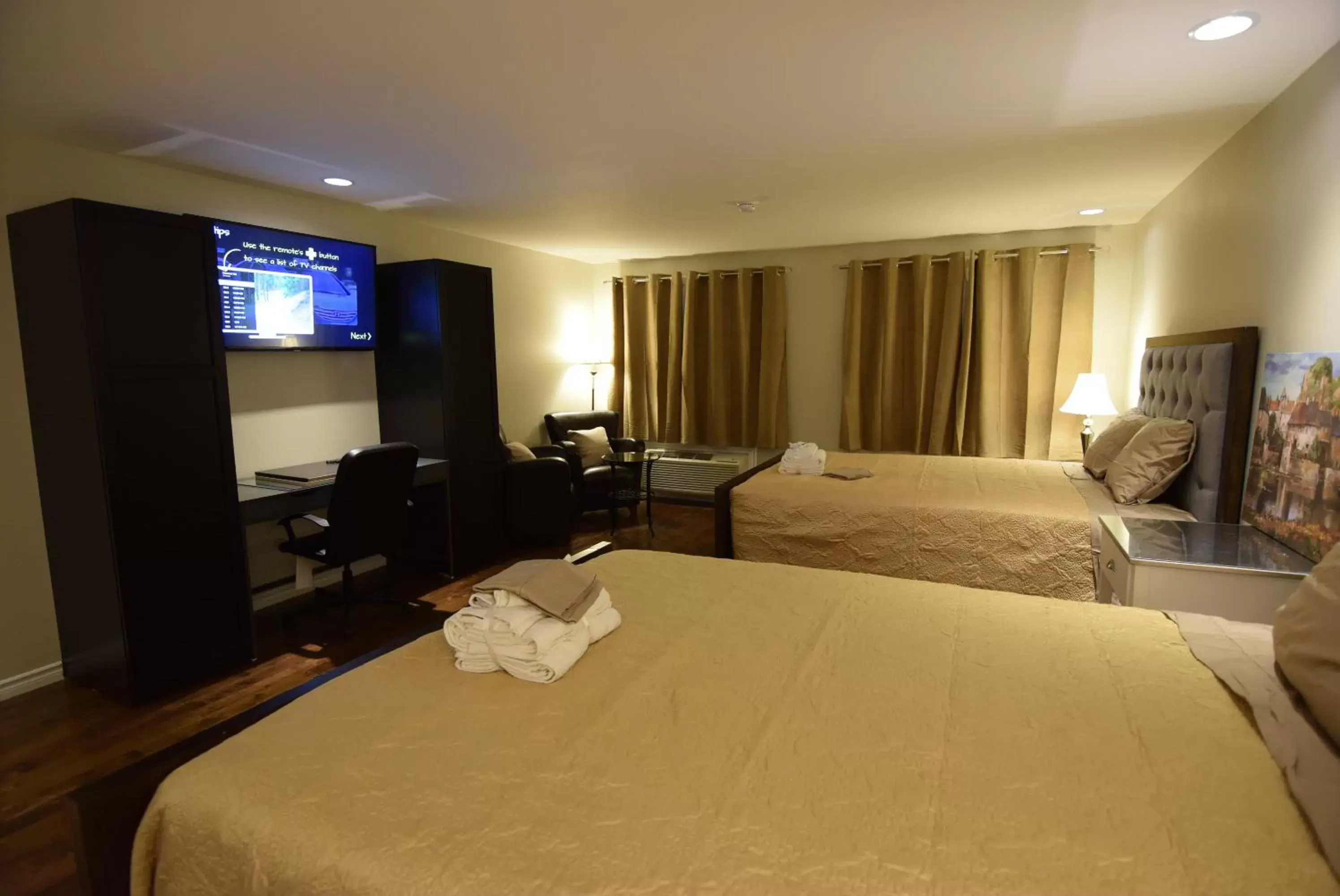 Bedroom in The Lion Inn & Suites