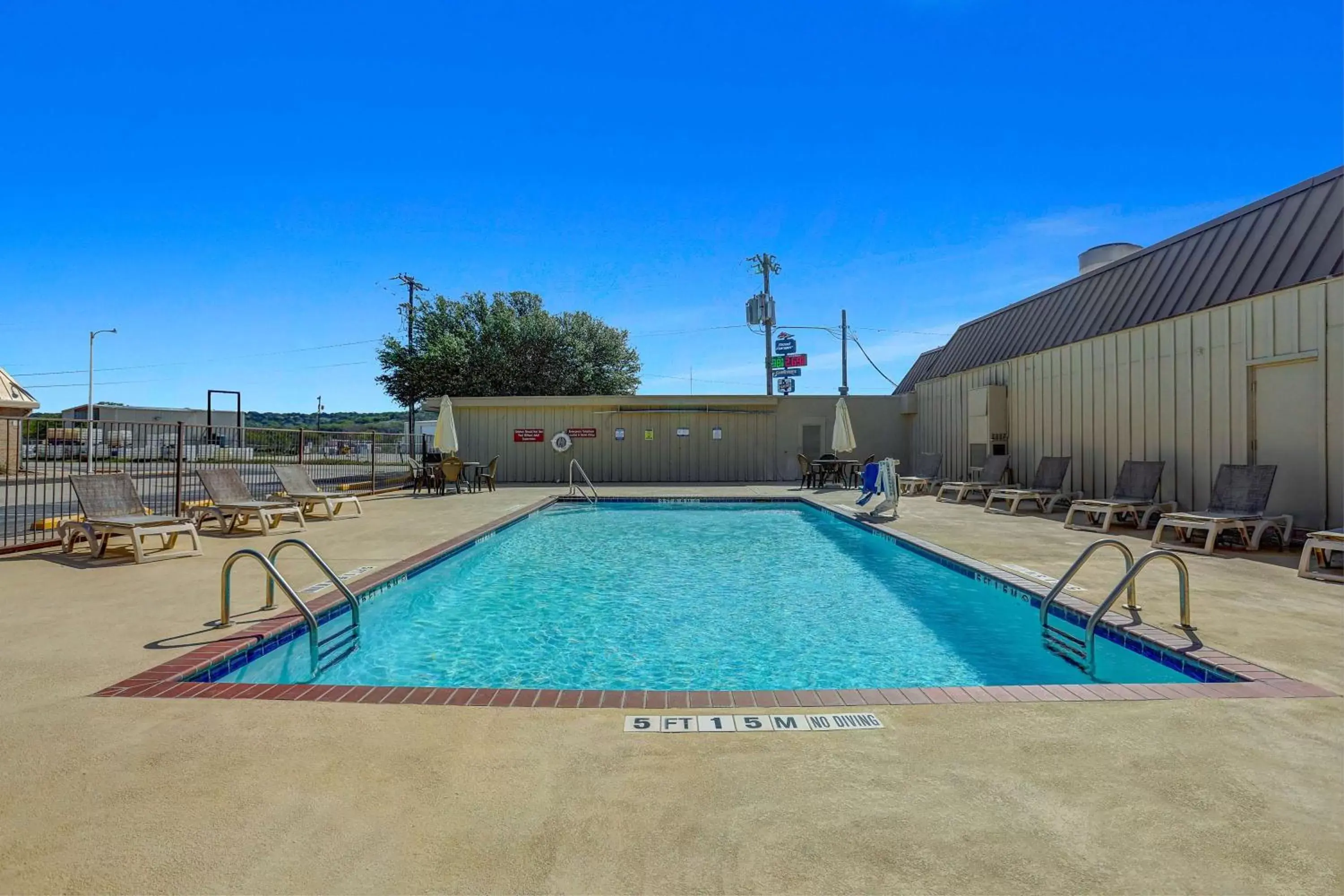 Activities, Swimming Pool in Motel 6-Sonora, TX