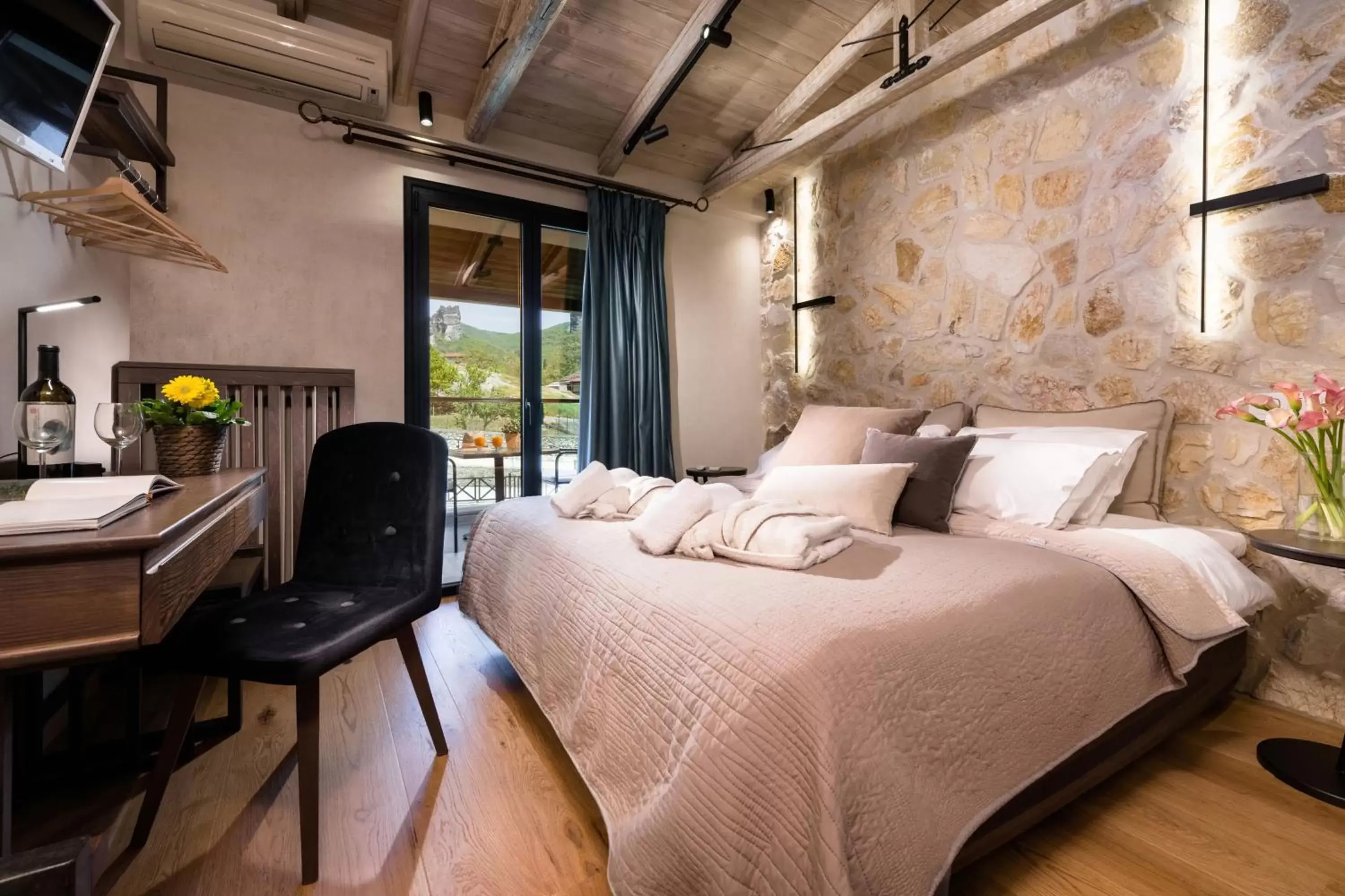 Bed in Tsikeli Boutique Hotel Meteora - Adults Friendly