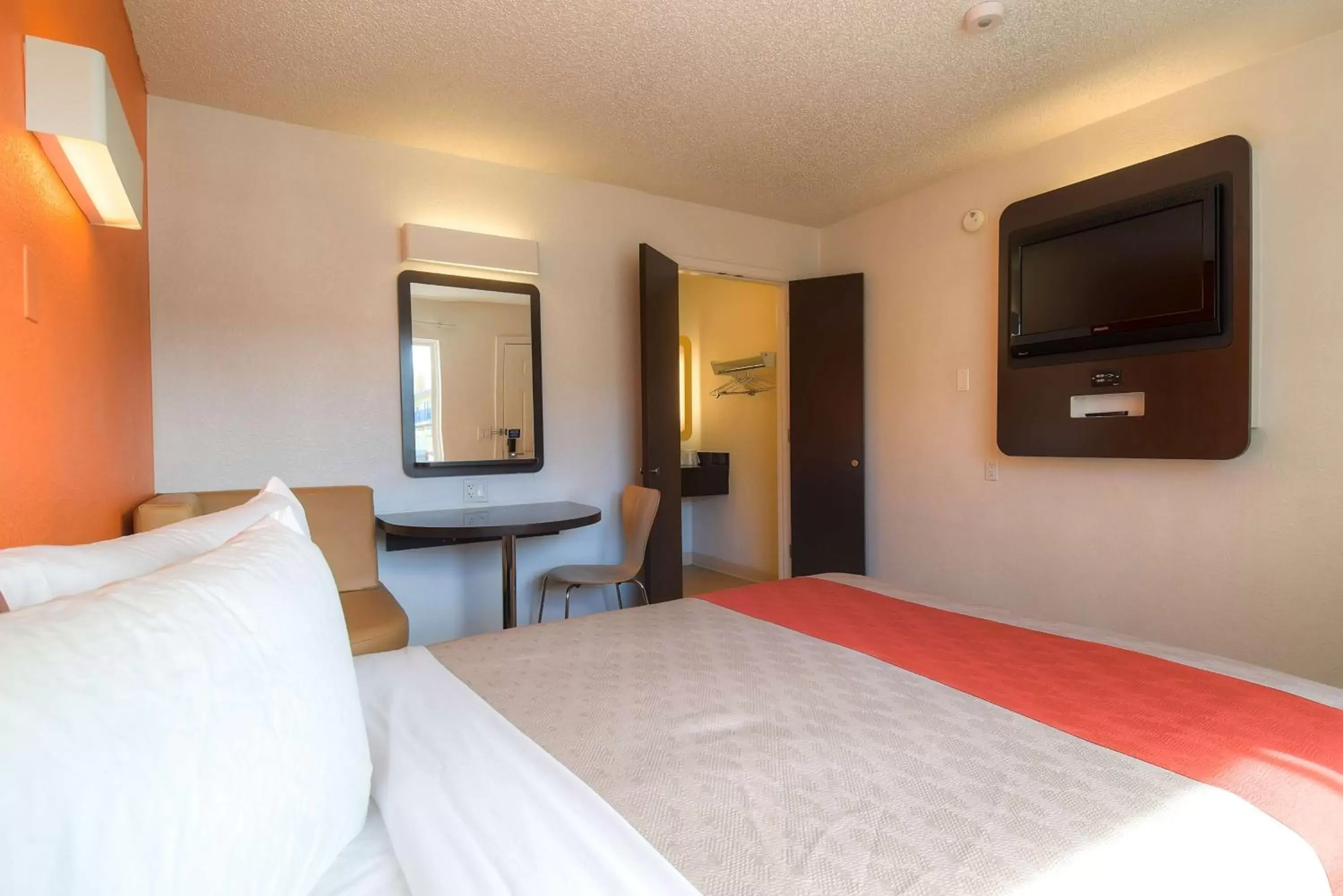 TV and multimedia, Bed in Motel 6-Las Vegas, NV - Tropicana