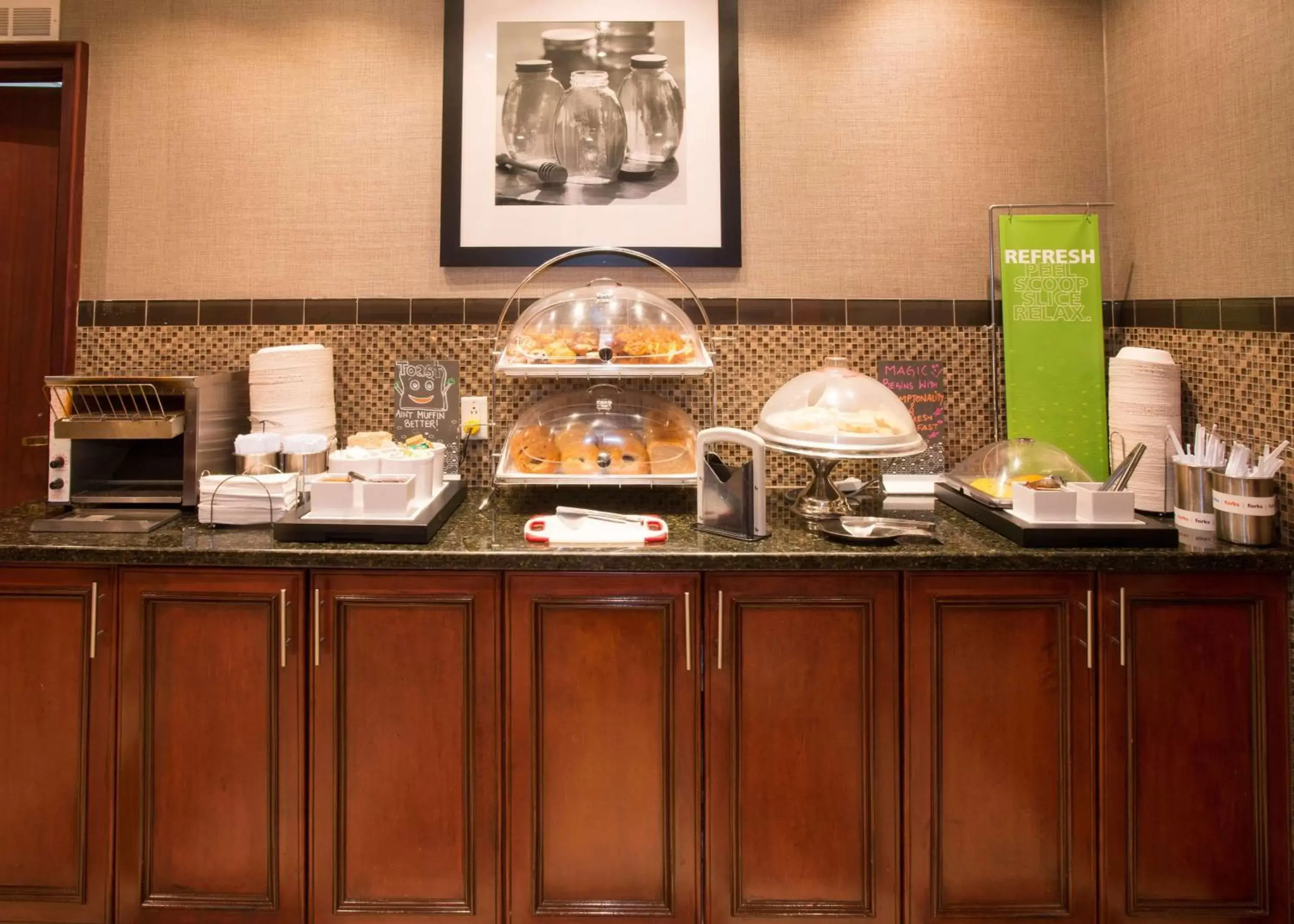 Dining area, Food in Hampton Inn Toronto-Mississauga West