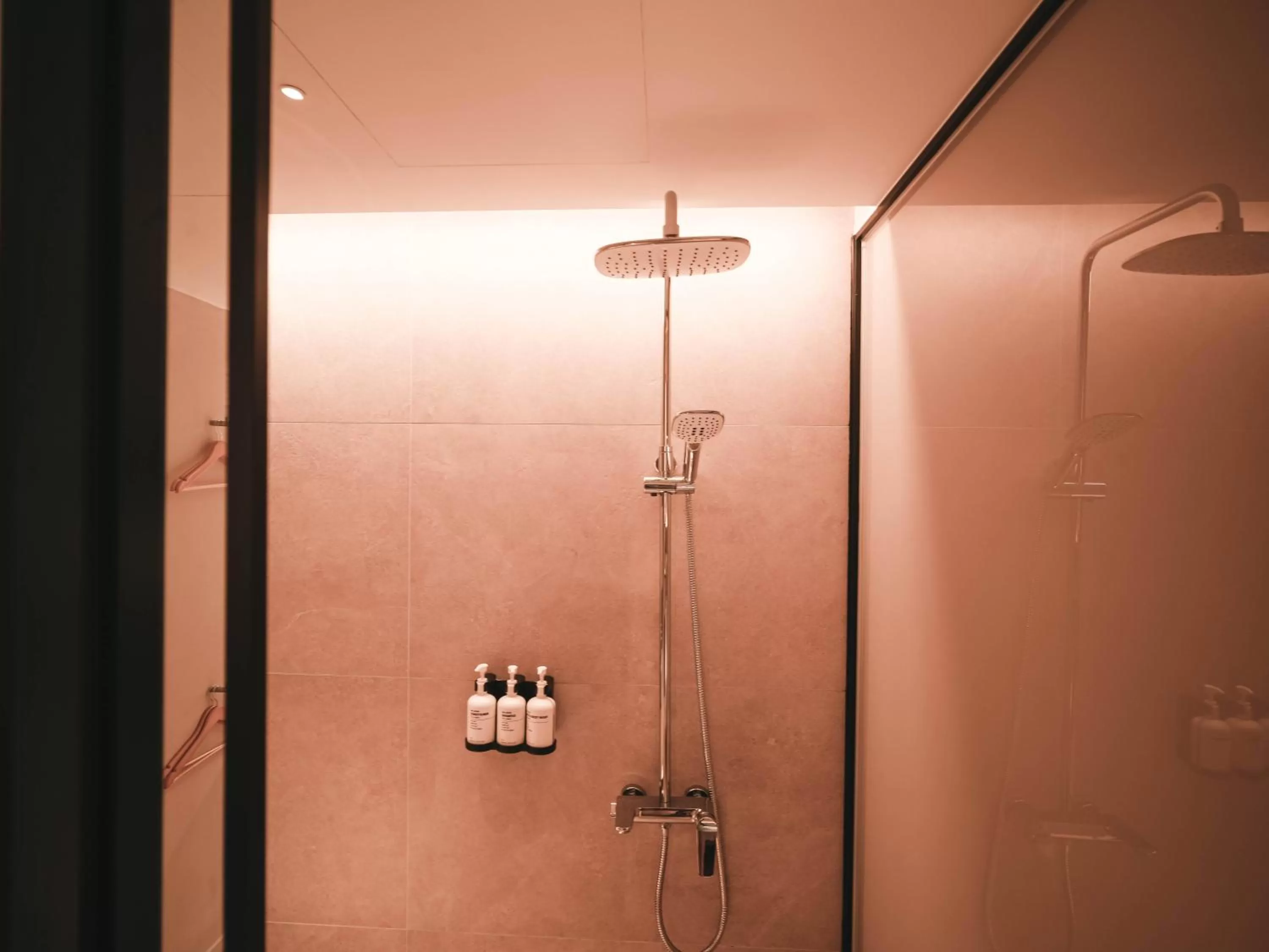 Shower in Hotel 1900 Chinatown