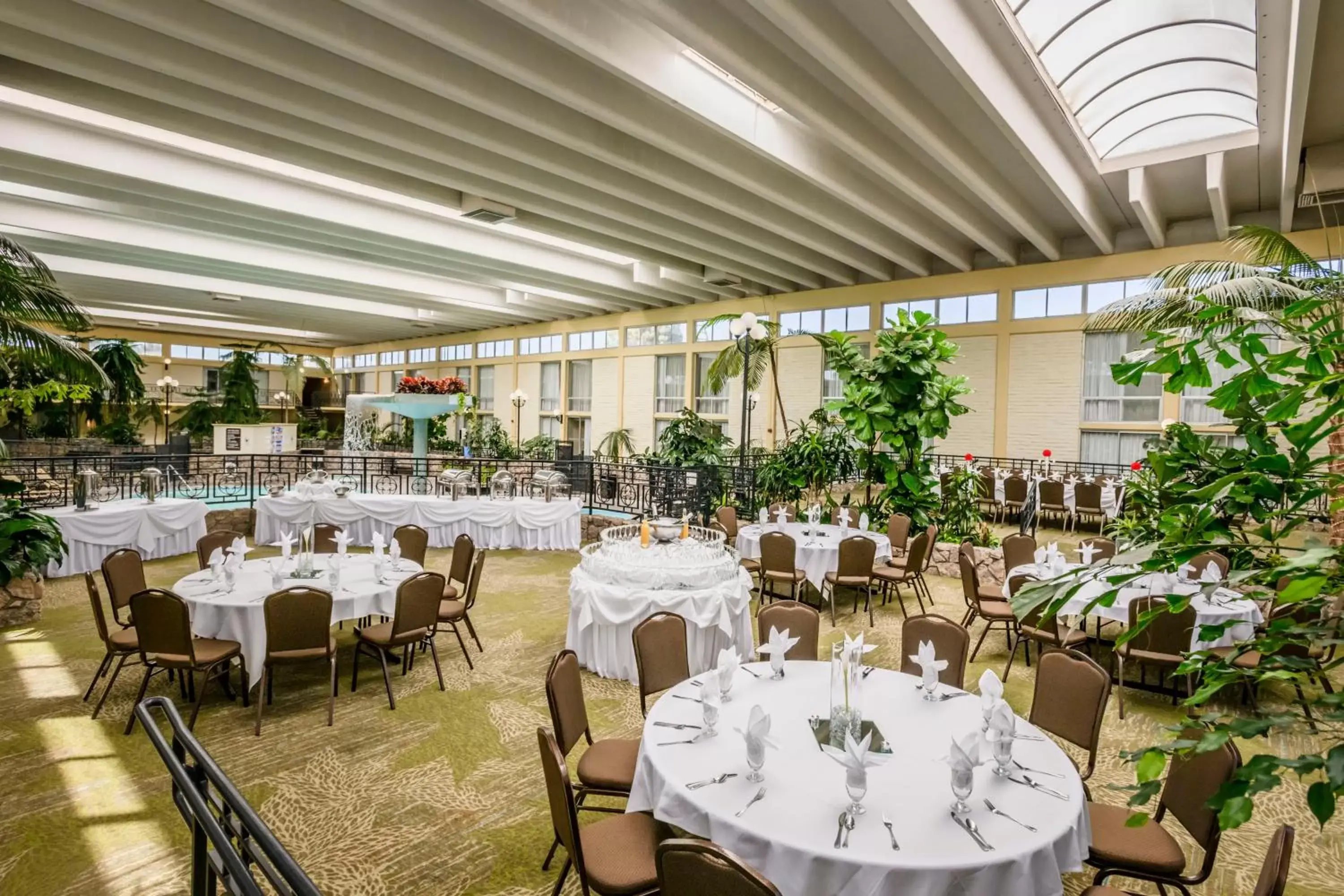 Balcony/Terrace, Restaurant/Places to Eat in Wyndham Garden Fresno Yosemite Airport