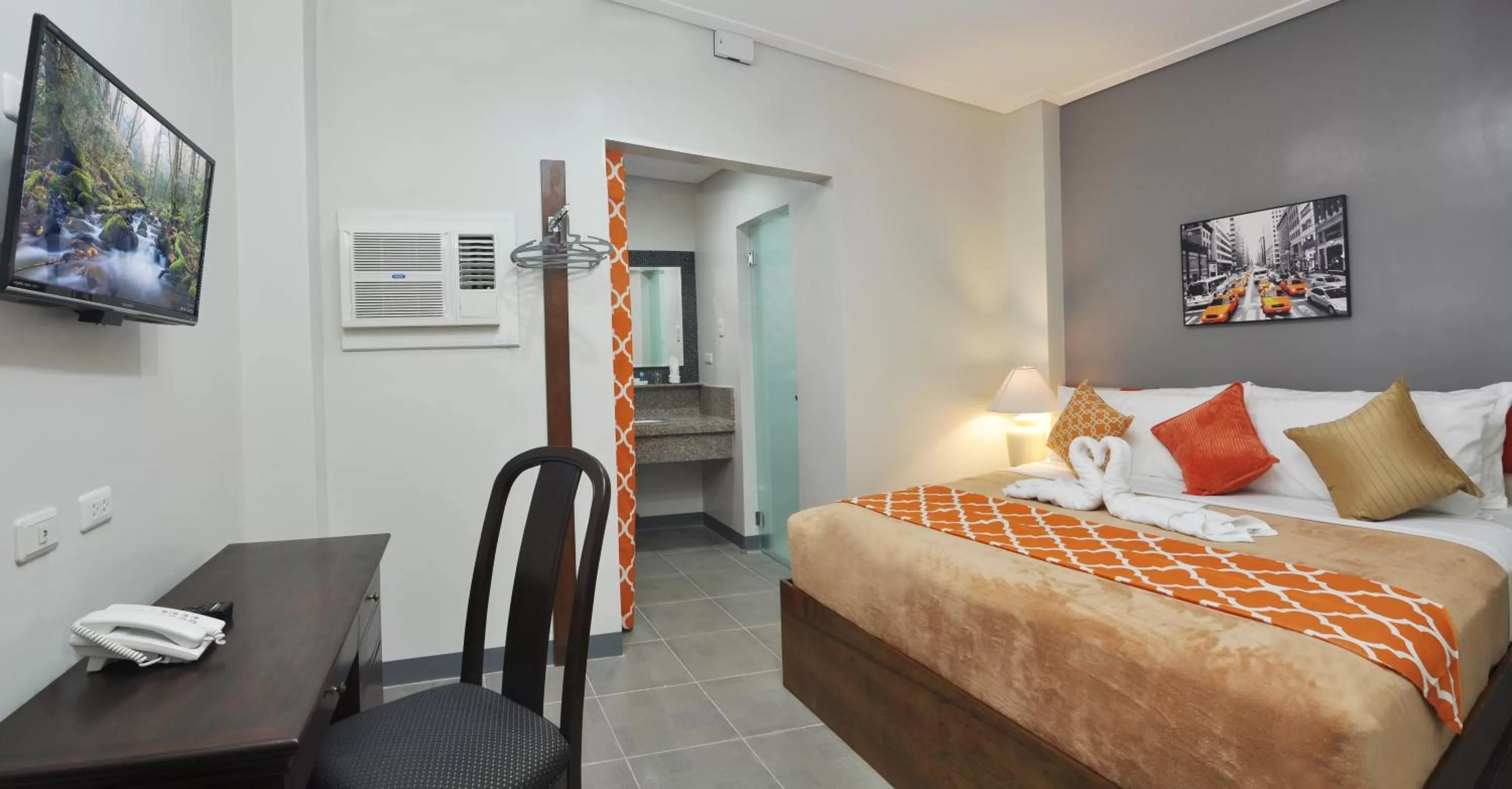 Bedroom, Bed in 717 Cesar Place Hotel