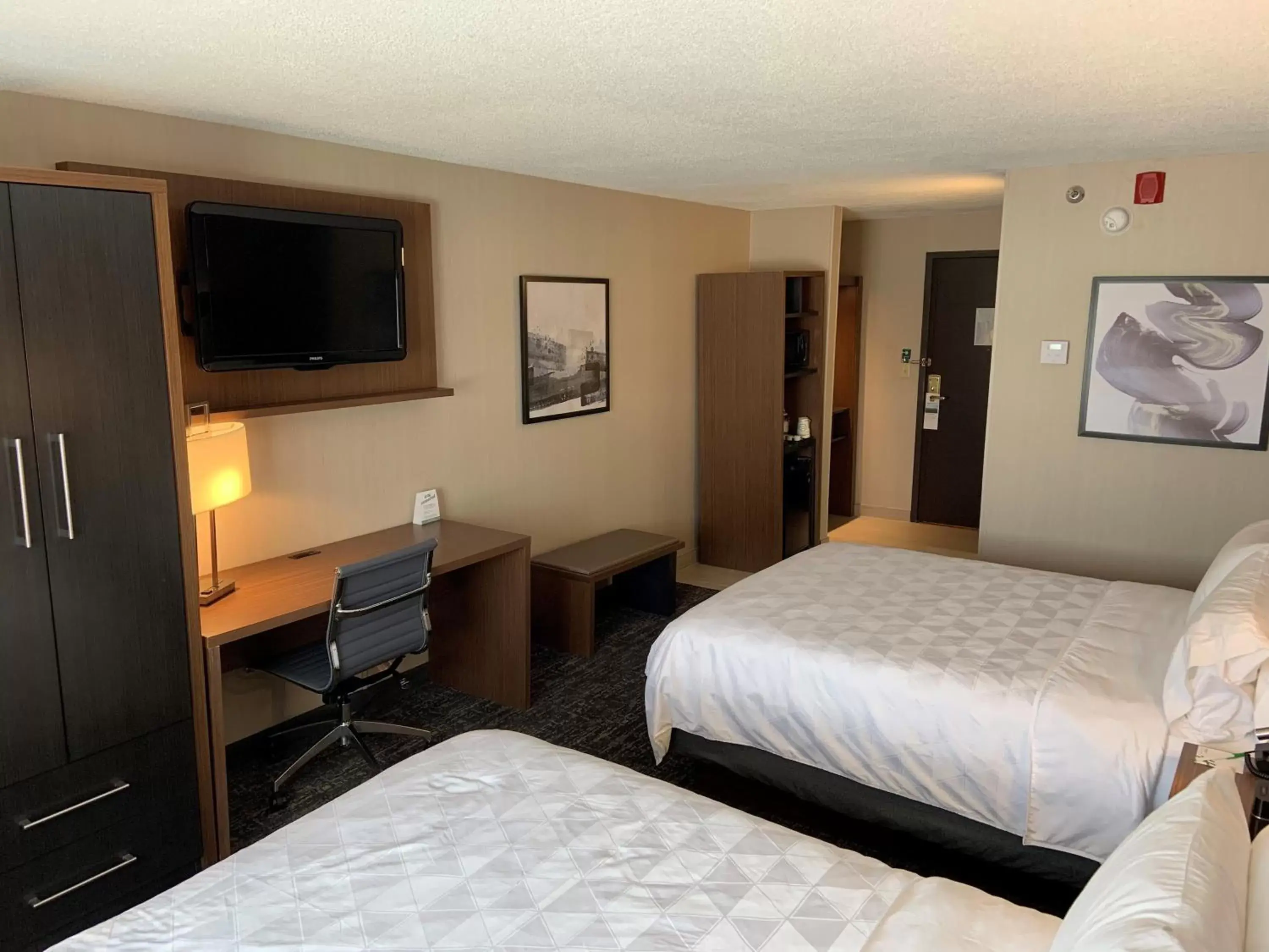 Photo of the whole room, TV/Entertainment Center in Holiday Inn & Suites Chicago-Carol Stream Wheaton, an IHG Hotel