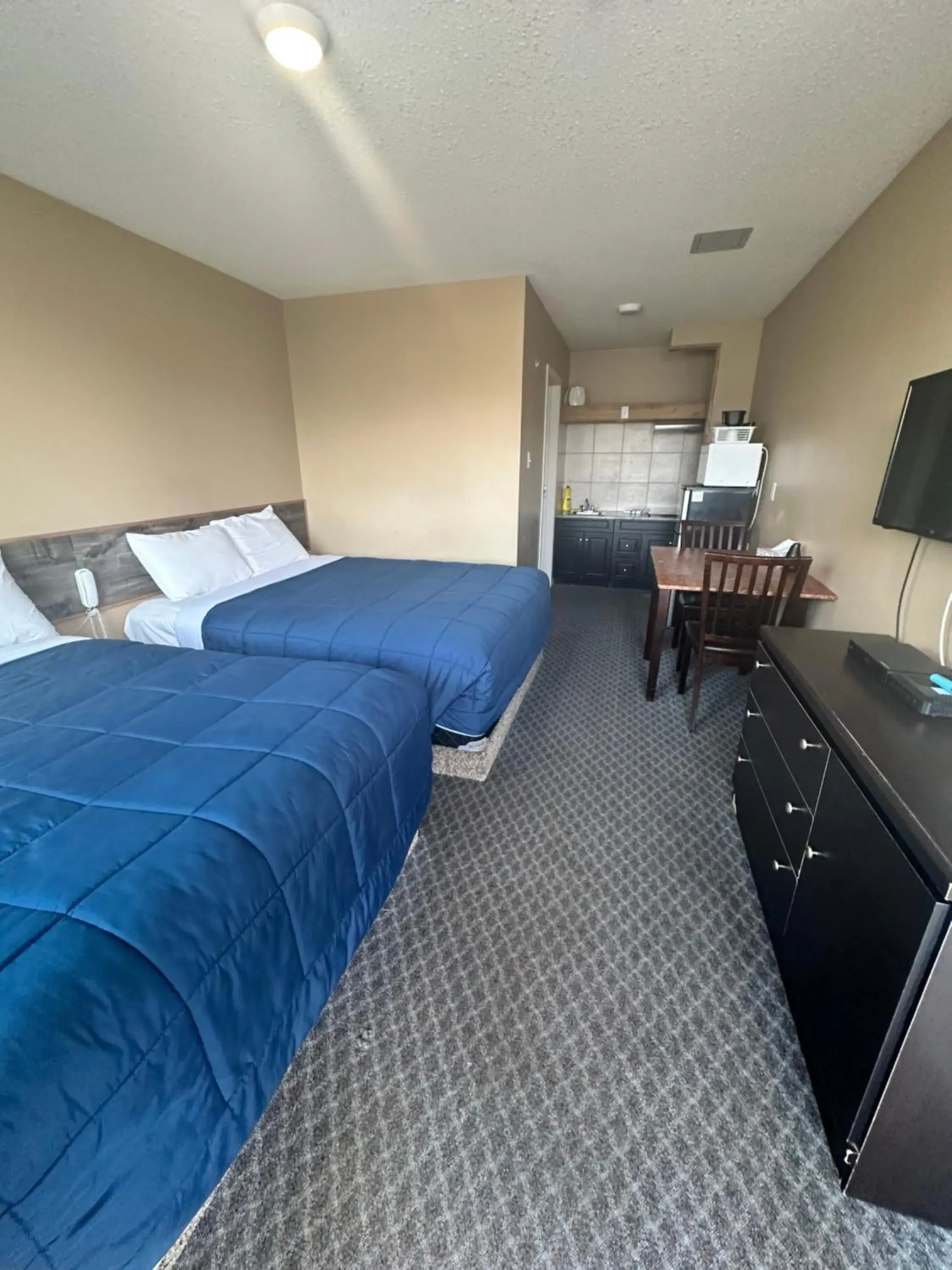 Bedroom in Voyageur Motel