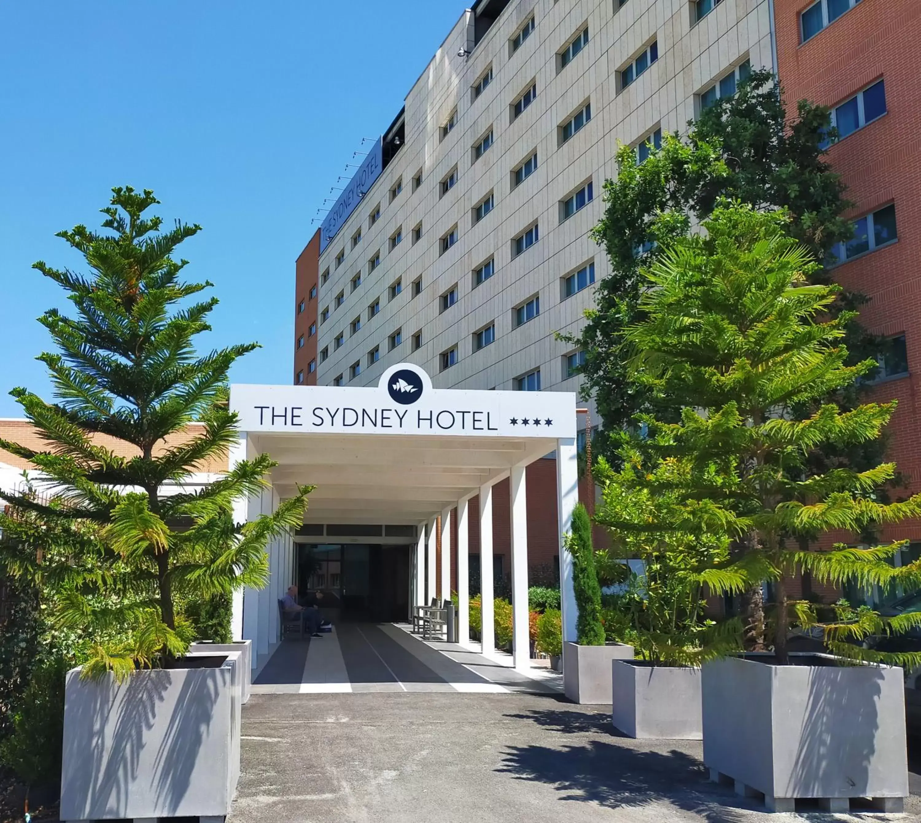 Facade/entrance in The Sydney Hotel