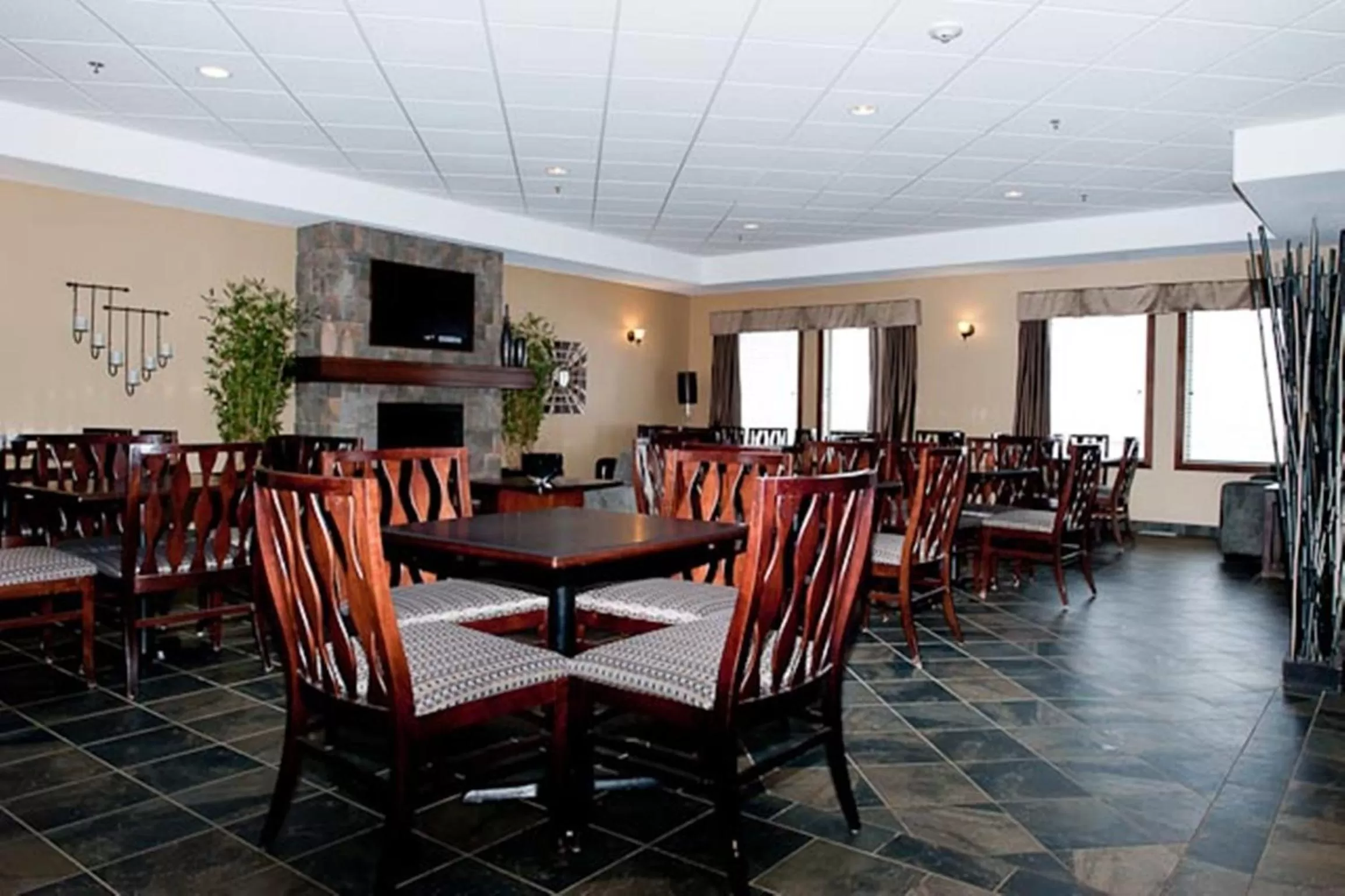 Restaurant/places to eat in Paradise Inn and Suites