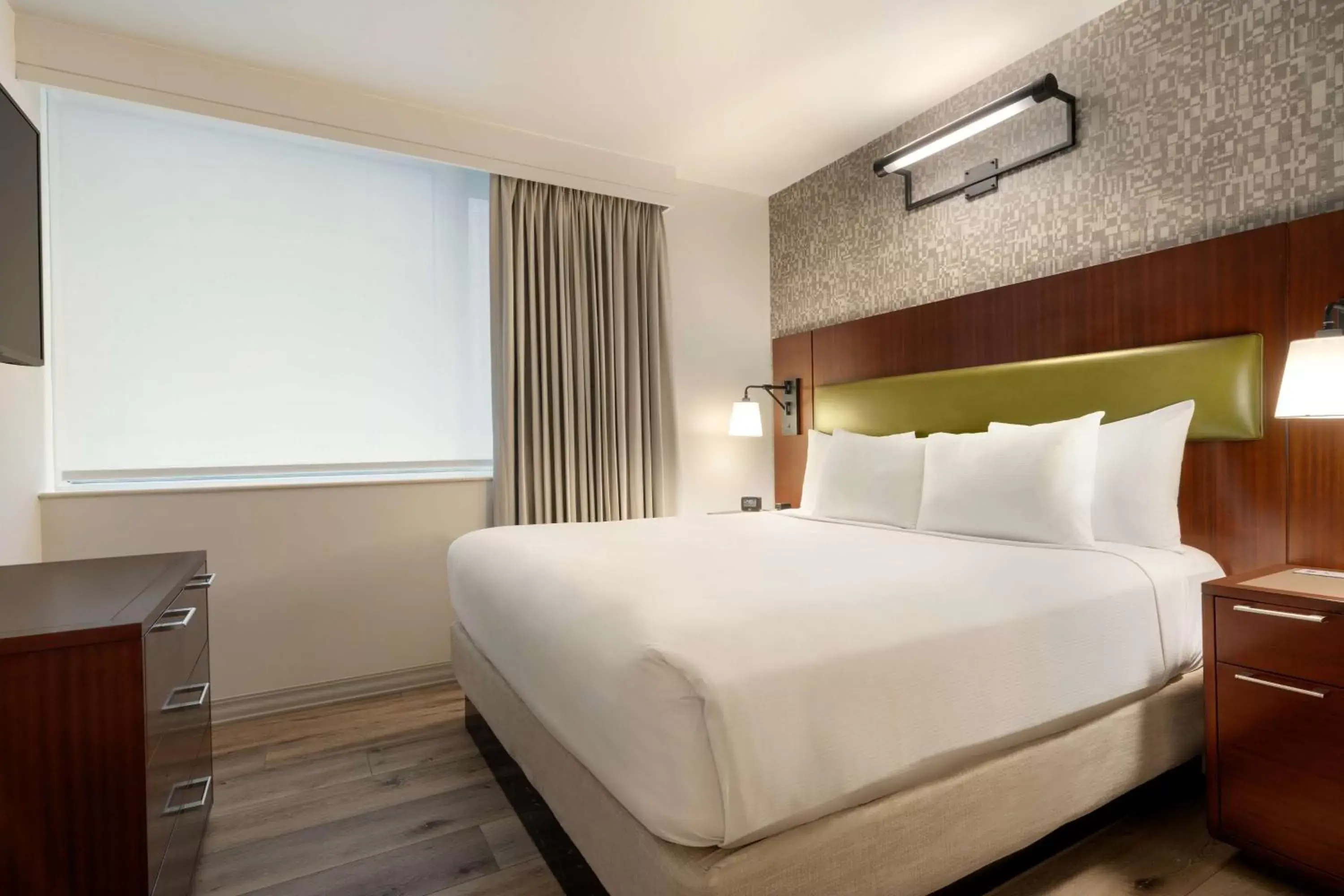 Bed in DoubleTree by Hilton New York Downtown Bed in DoubleTree by Hilton New York Downtown