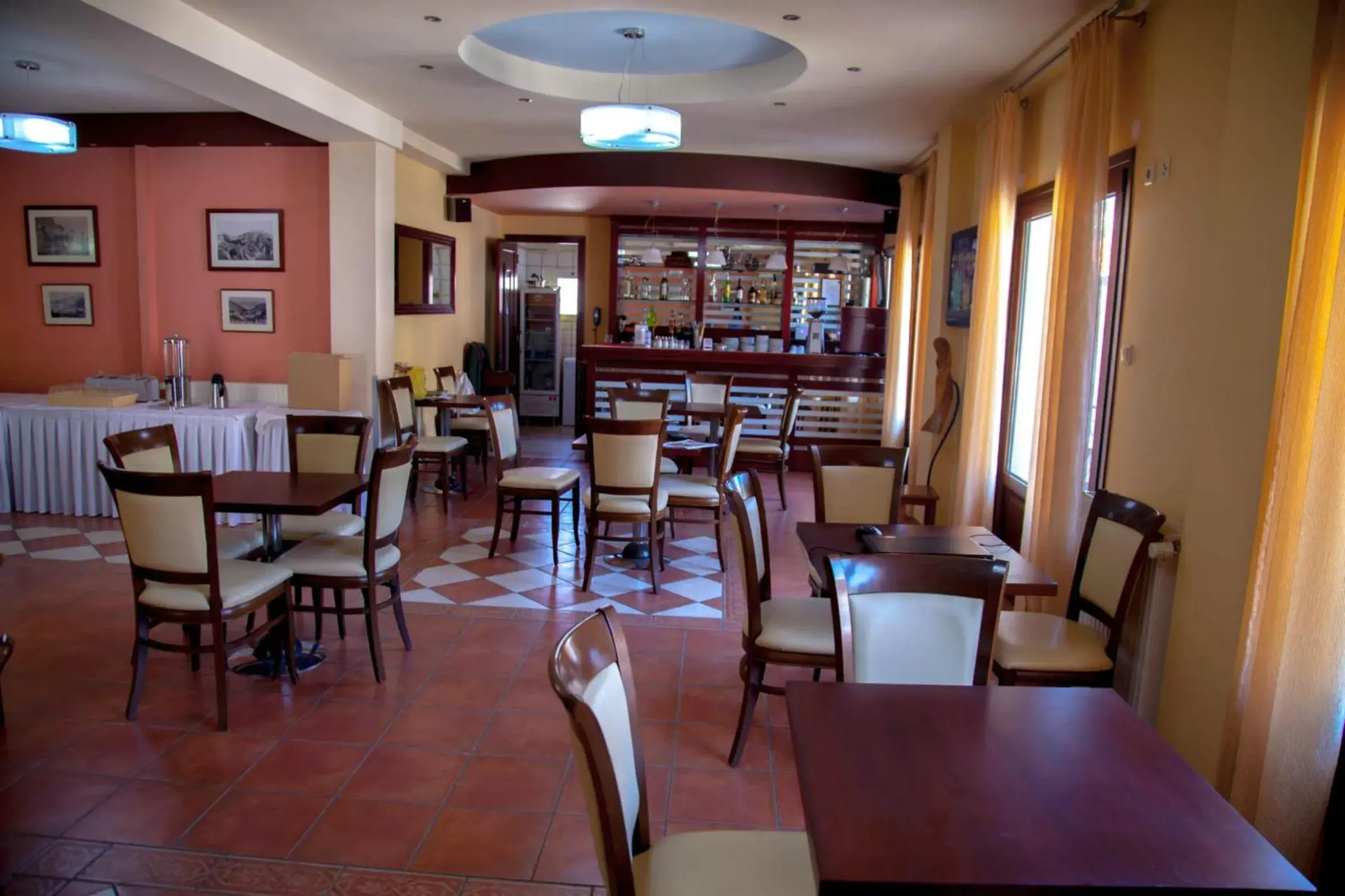 Communal lounge/ TV room, Restaurant/Places to Eat in San Nectarios