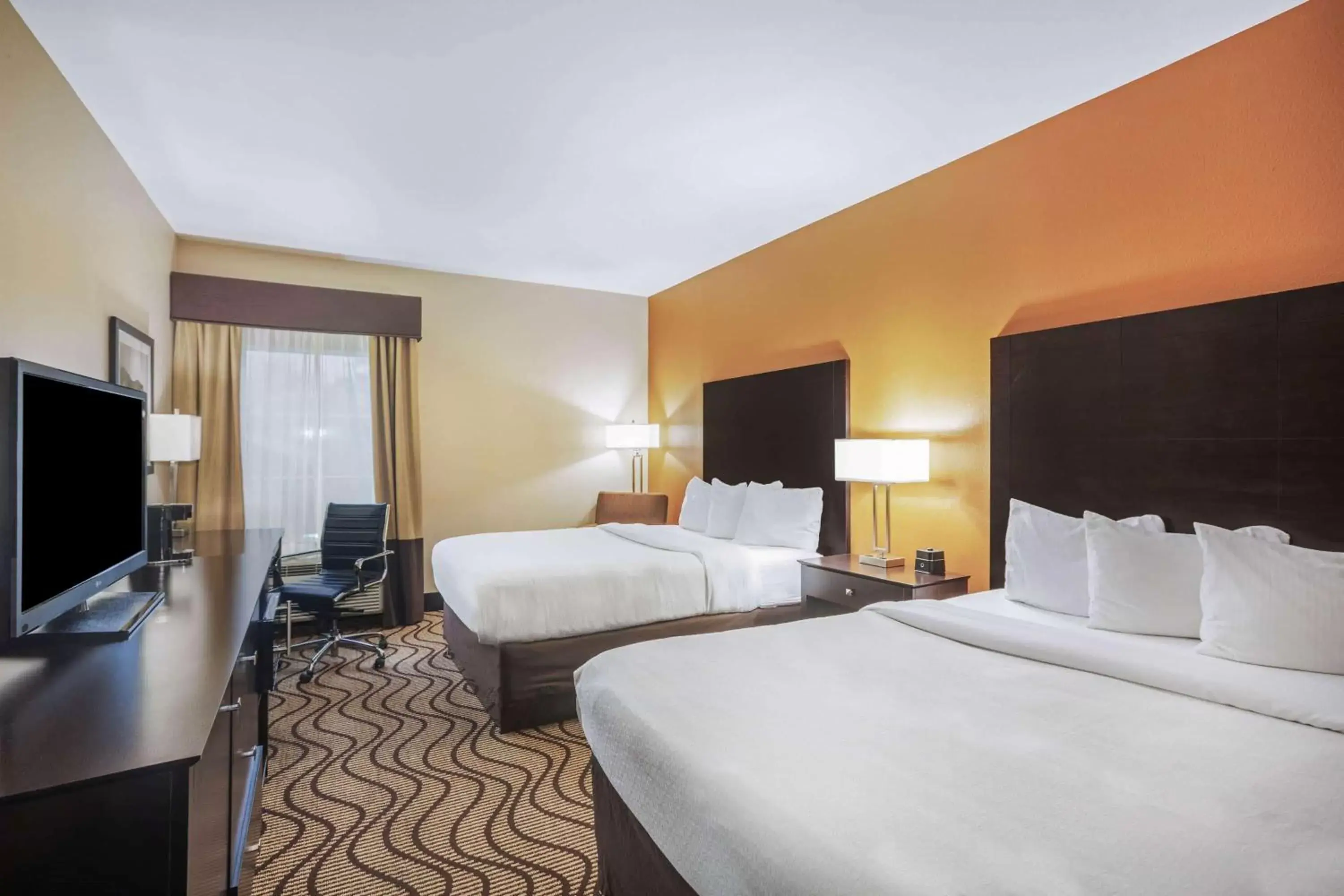 Photo of the whole room, Bed in La Quinta Inn & Suites by Wyndham Beeville