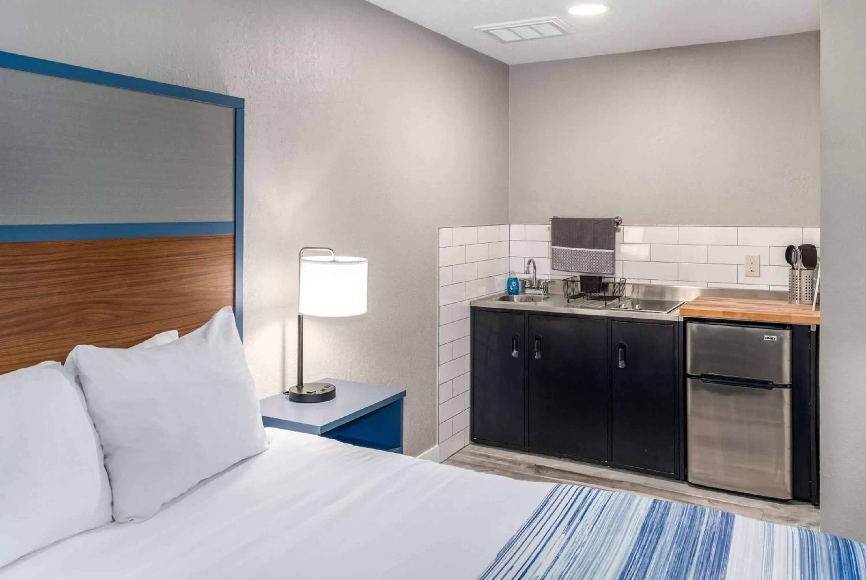 Photo of the whole room, Kitchen/Kitchenette in AmericInn by Wyndham New Richmond