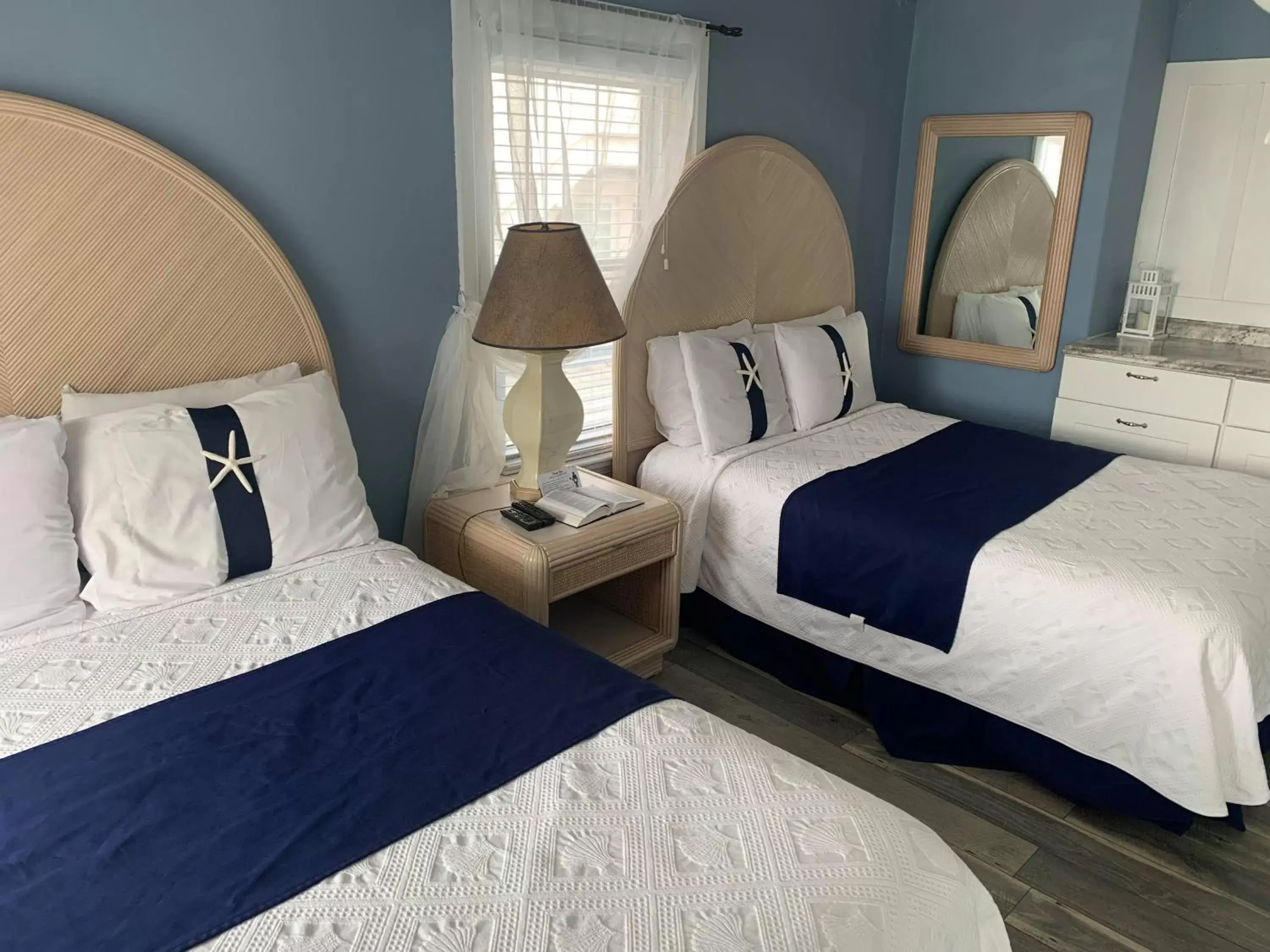 Bed in Ocean Manor 1100 Inn