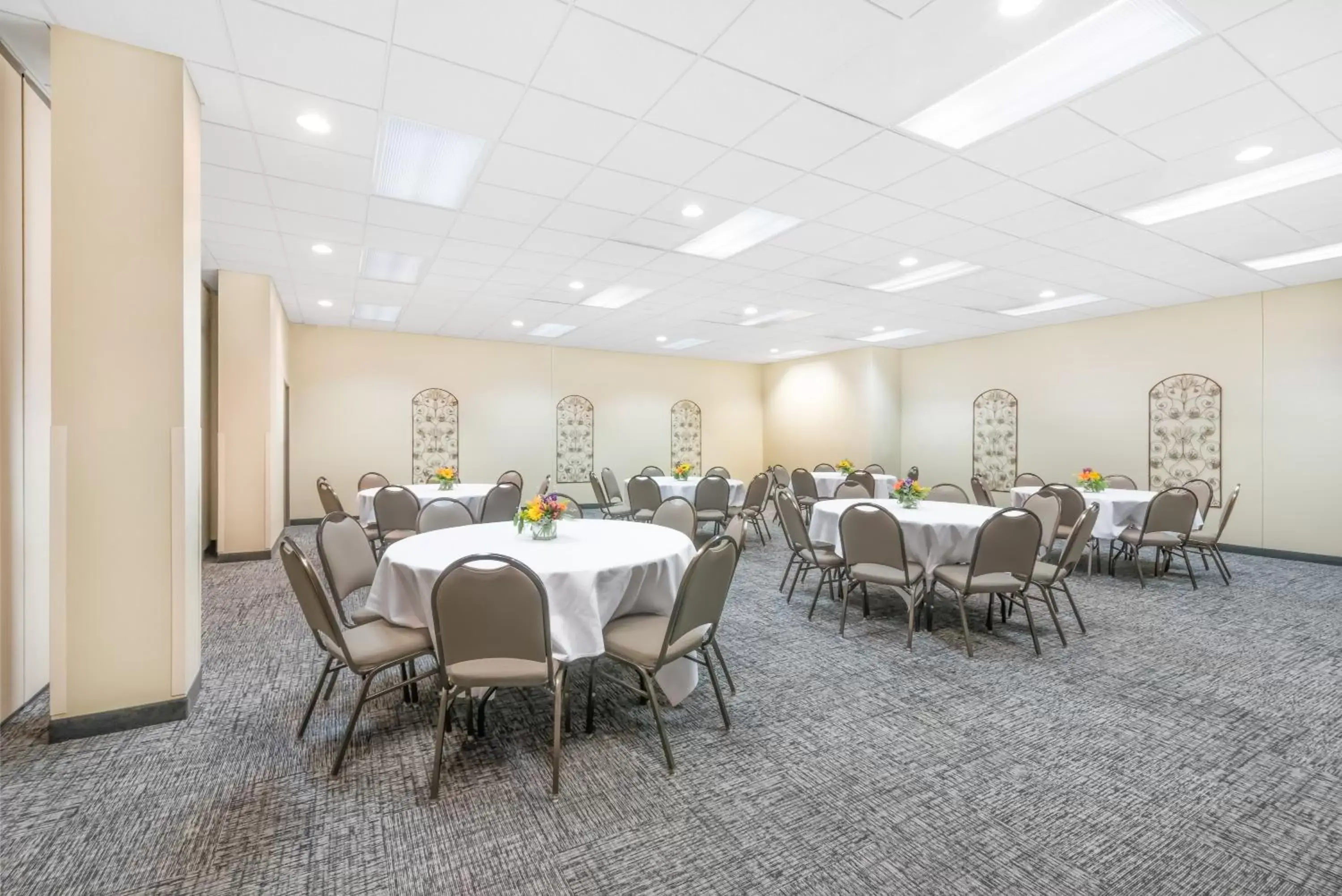 Banquet/Function facilities in Howard Johnson by Wyndham Rapid City