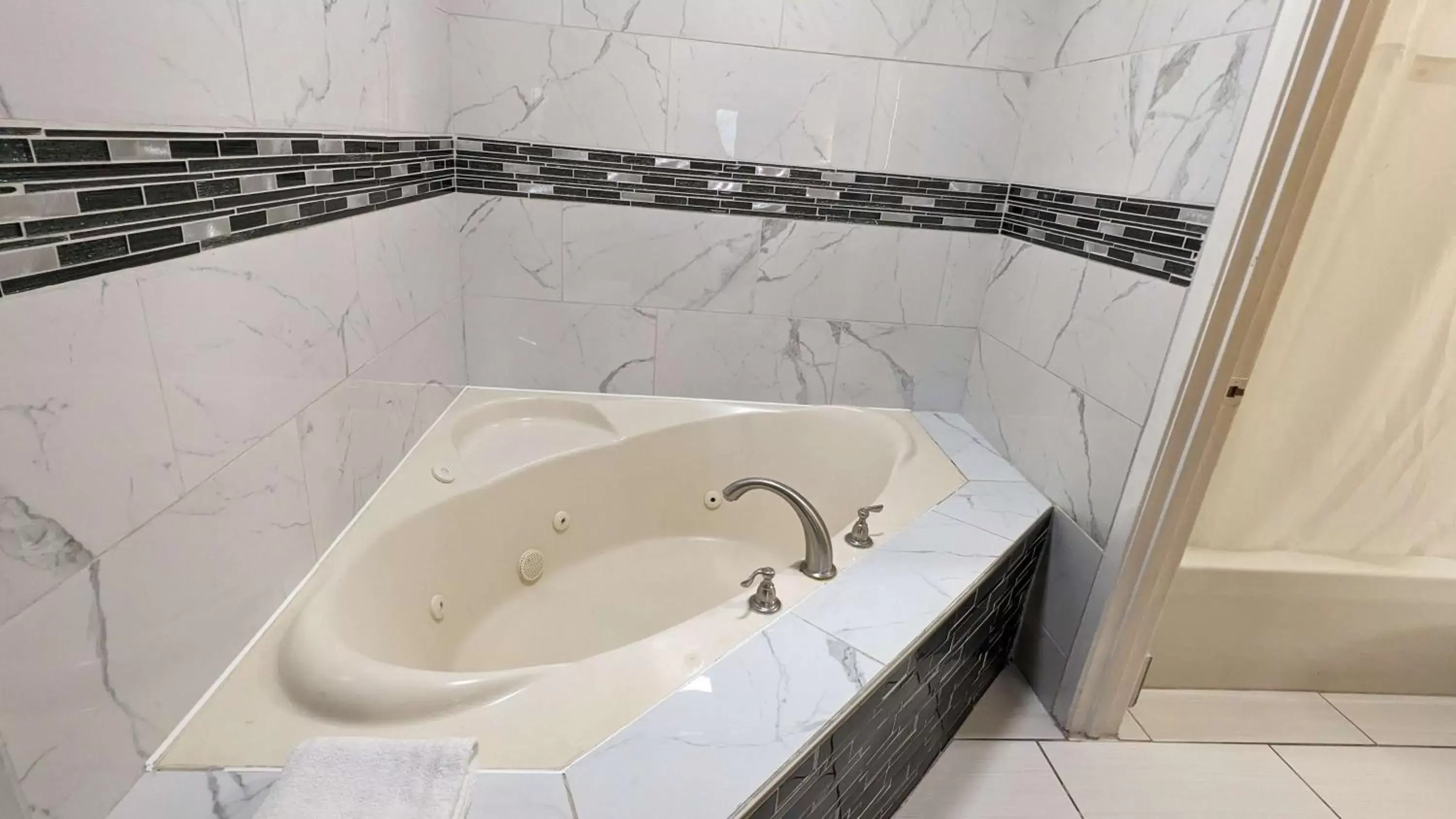 Hot Tub, Bathroom in SureStay Hotel by Best Western Meridian