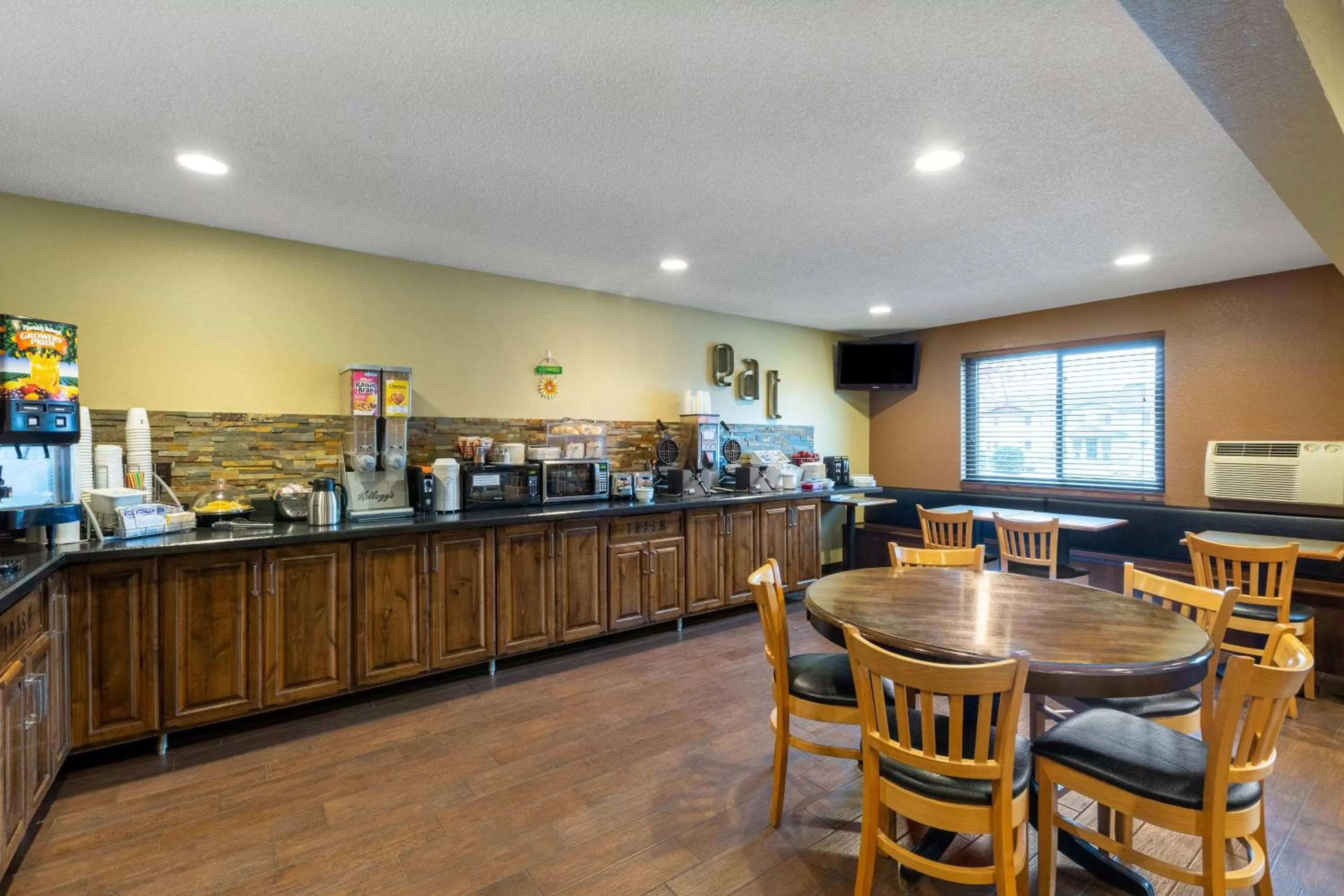 Restaurant/places to eat in Super 8 by Wyndham Bemidji MN