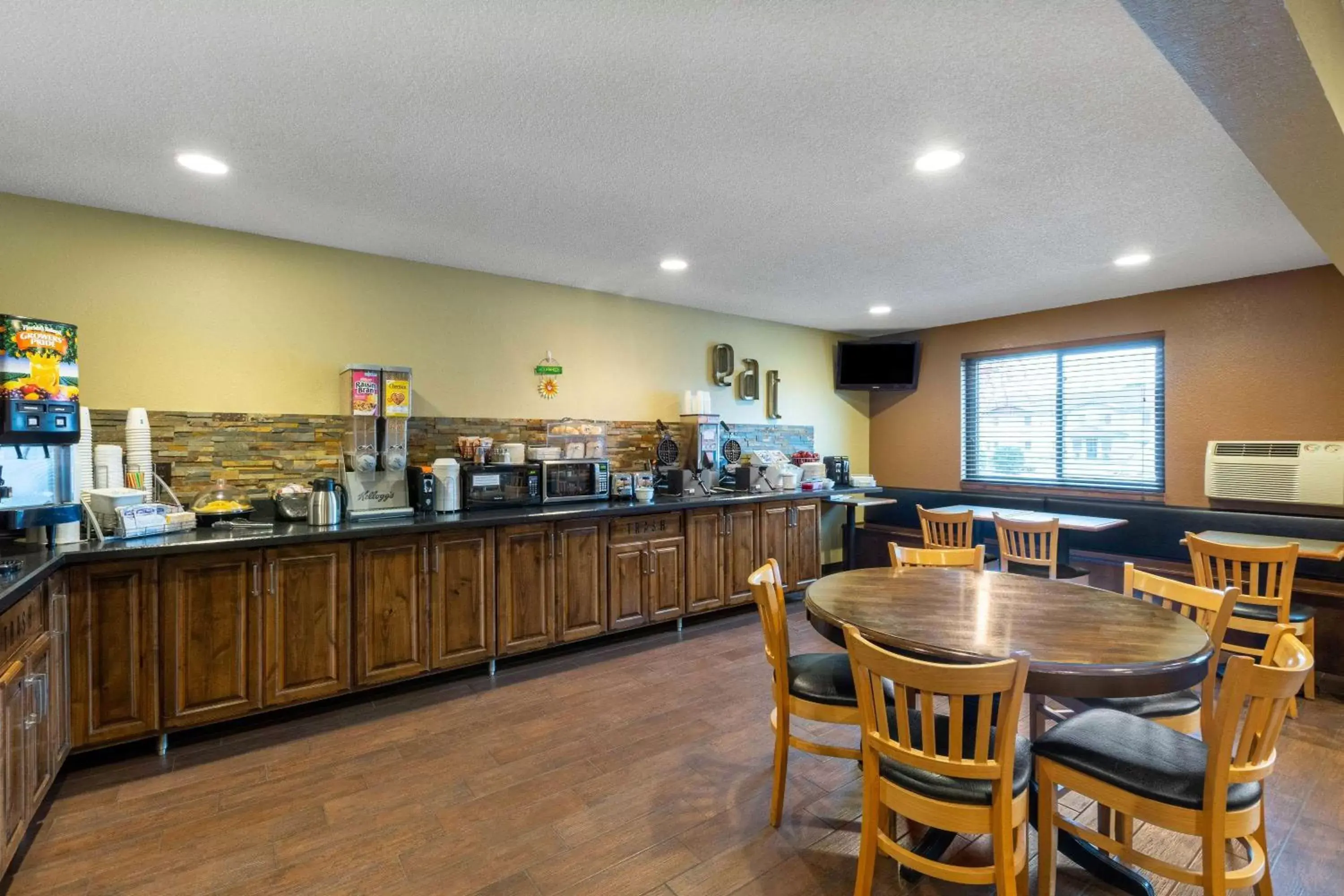 Restaurant/places to eat in Super 8 by Wyndham Bemidji MN Restaurant/places to eat in Super 8 by Wyndham Bemidji MN