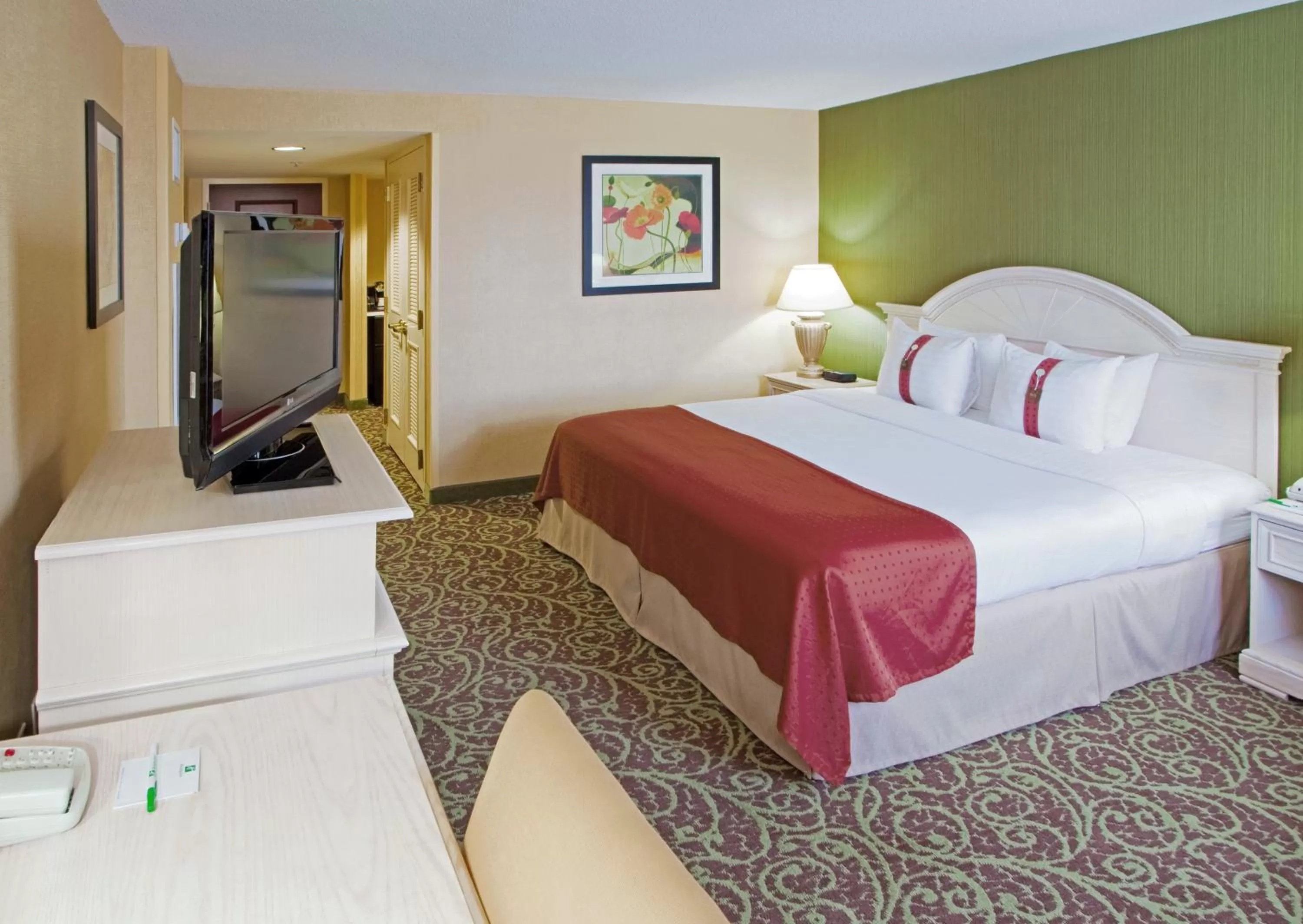 Photo of the whole room, Bed in Holiday Inn Chantilly-Dulles Expo Airport by IHG