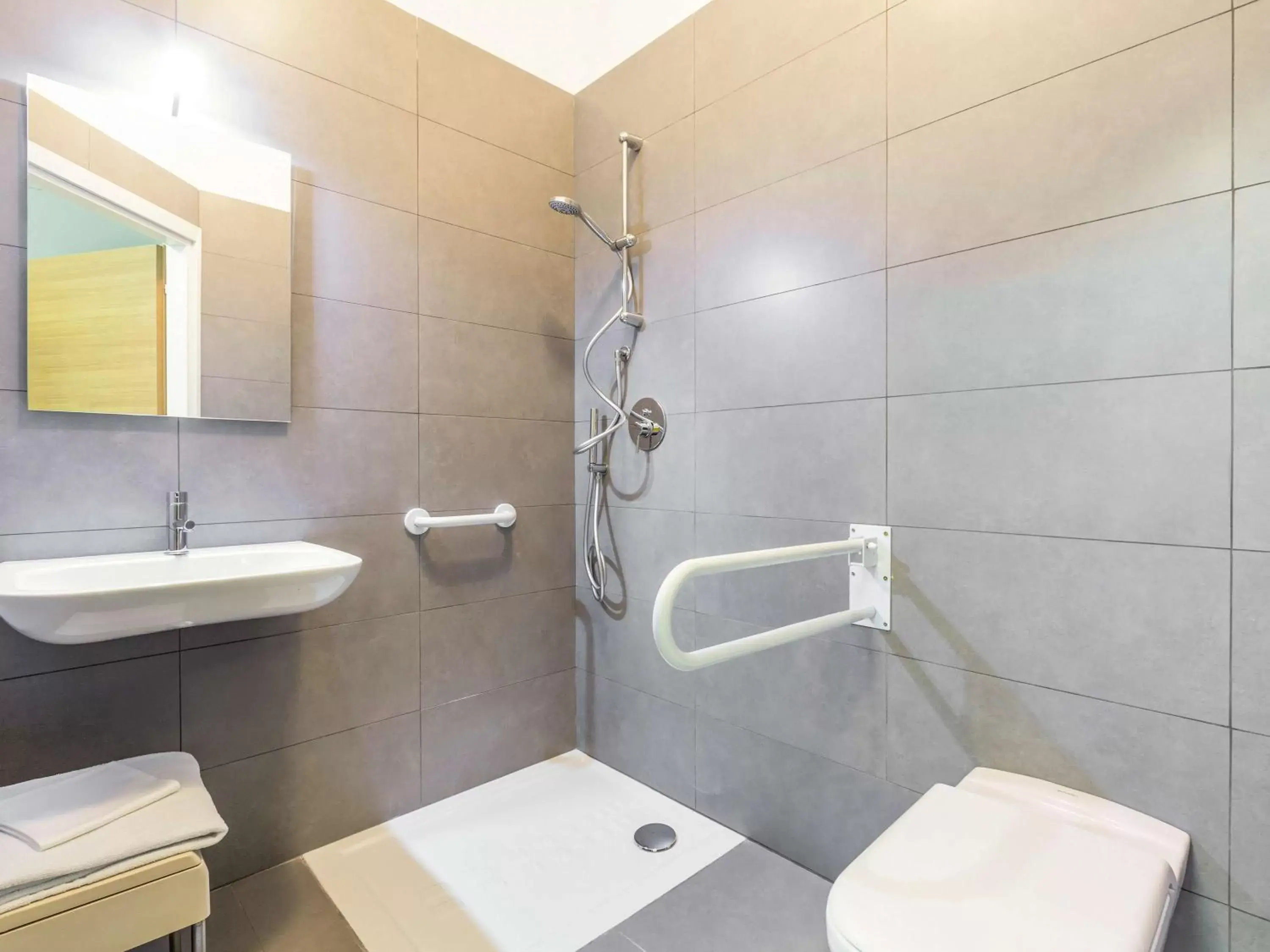 Shower, Bathroom in Ibis Styles Brindisi