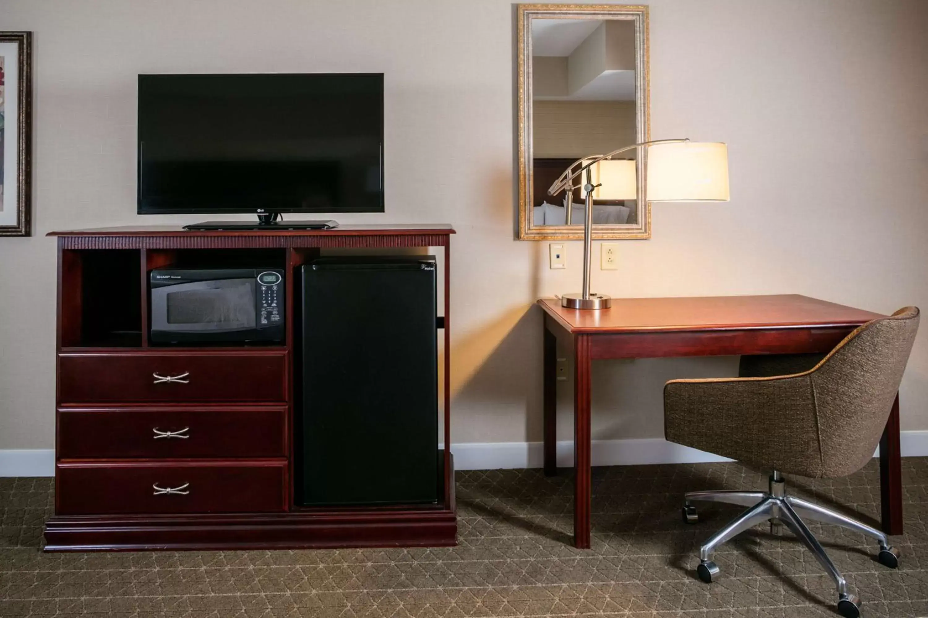 Bed, TV/Entertainment Center in Hampton Inn & Suites Toledo-Perrysburg